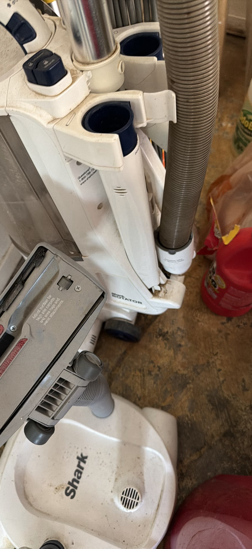 Shark vacuum cleaners and cleaning equipment - image 4 of 5