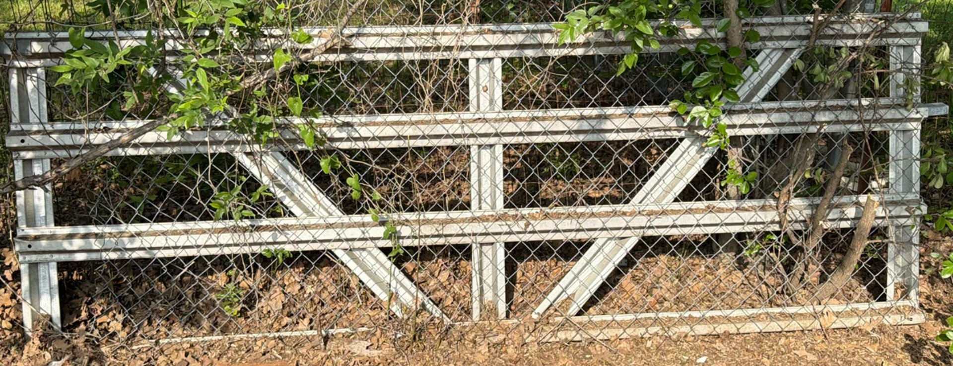 Metal fence panels and gate frames - image 1 of 3