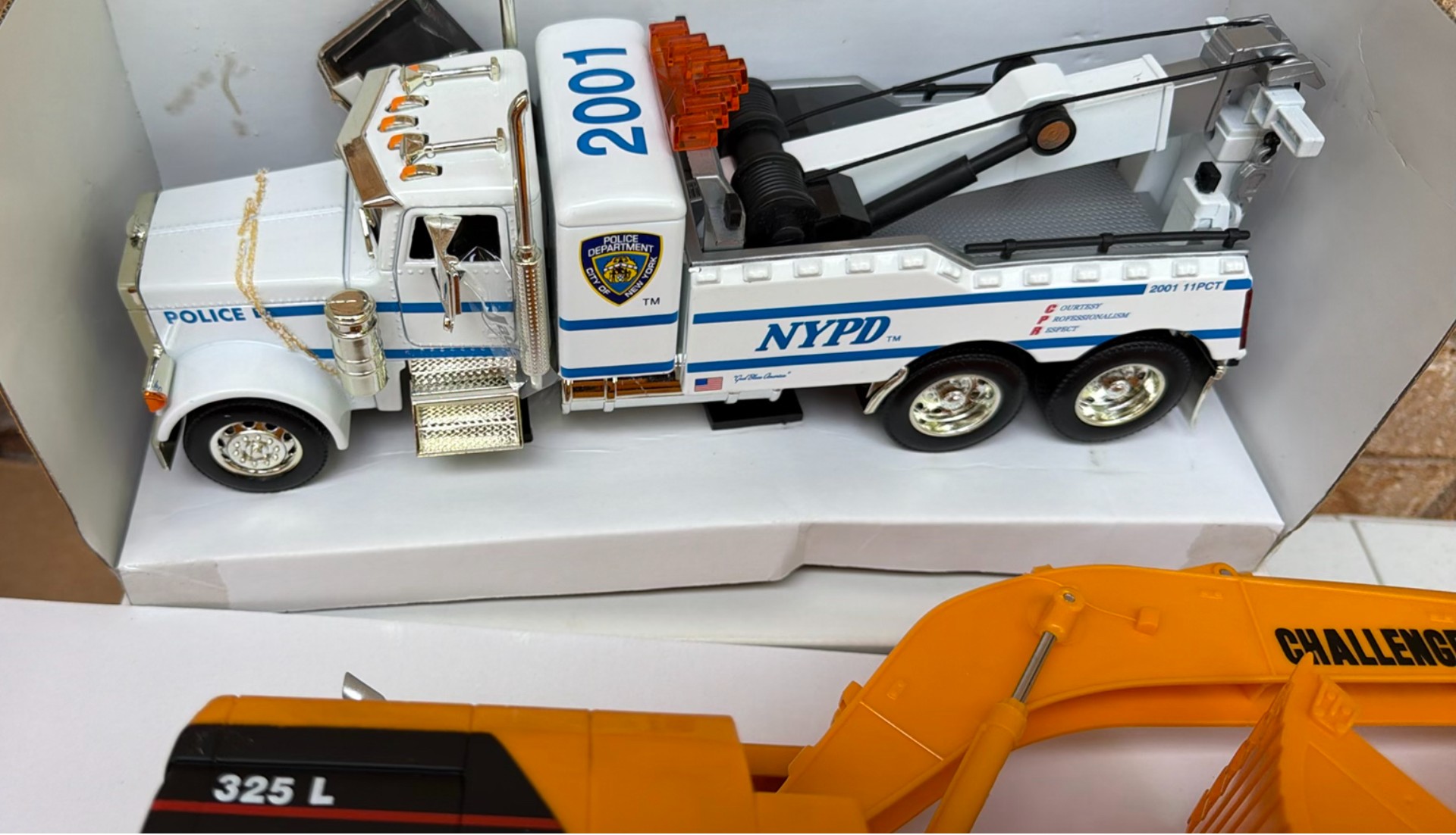 Scale-model toy trucks and construction equipment - image 5 of 7