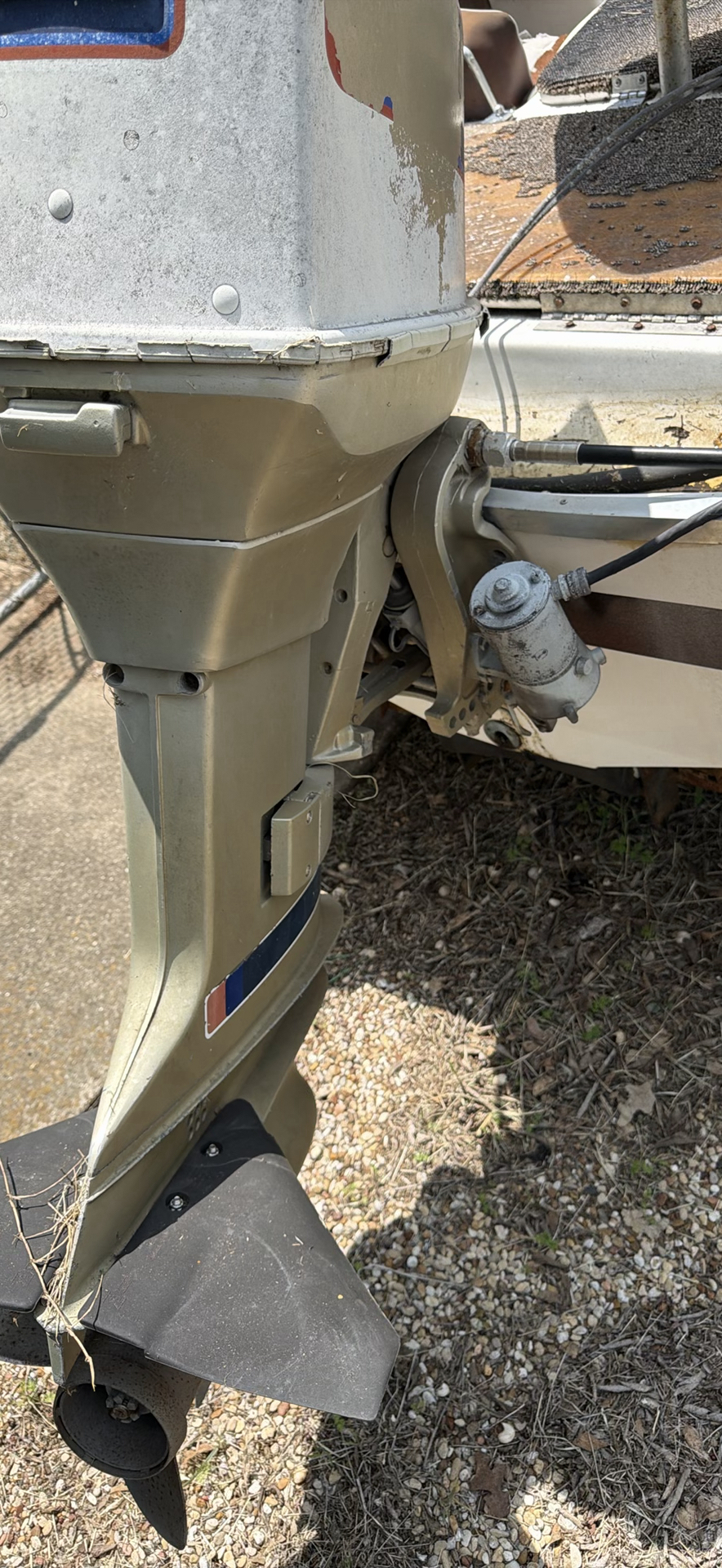 Aluminum fishing boat on trailer with outboard motor - image 6 of 9