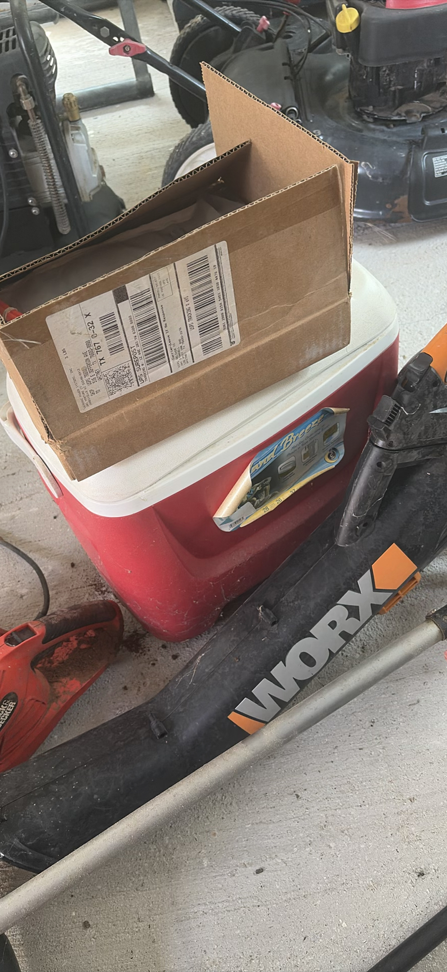 Assorted lawn and garden power tools - image 4 of 6