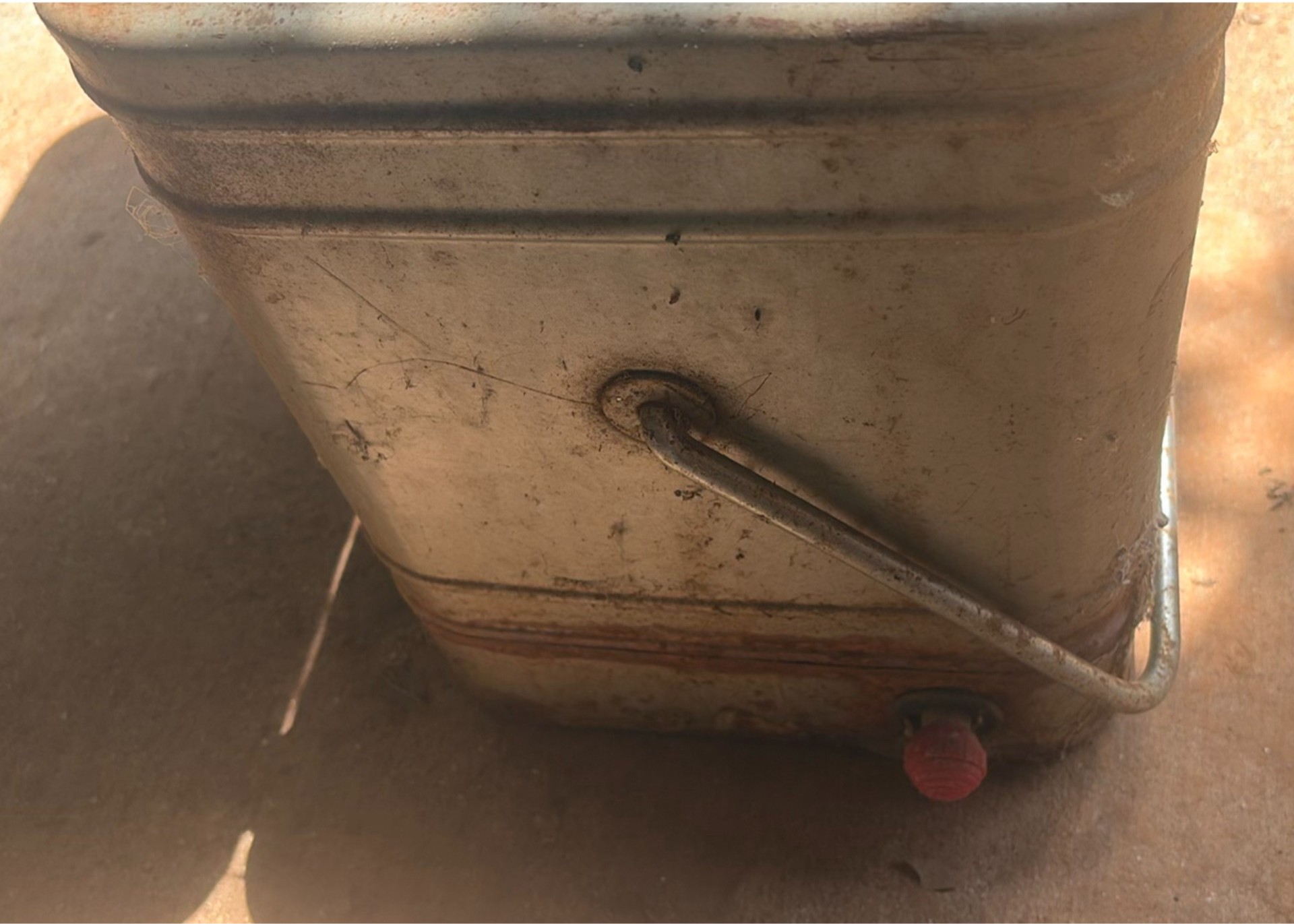 Metal lunch box with carrying handle - image 6 of 7