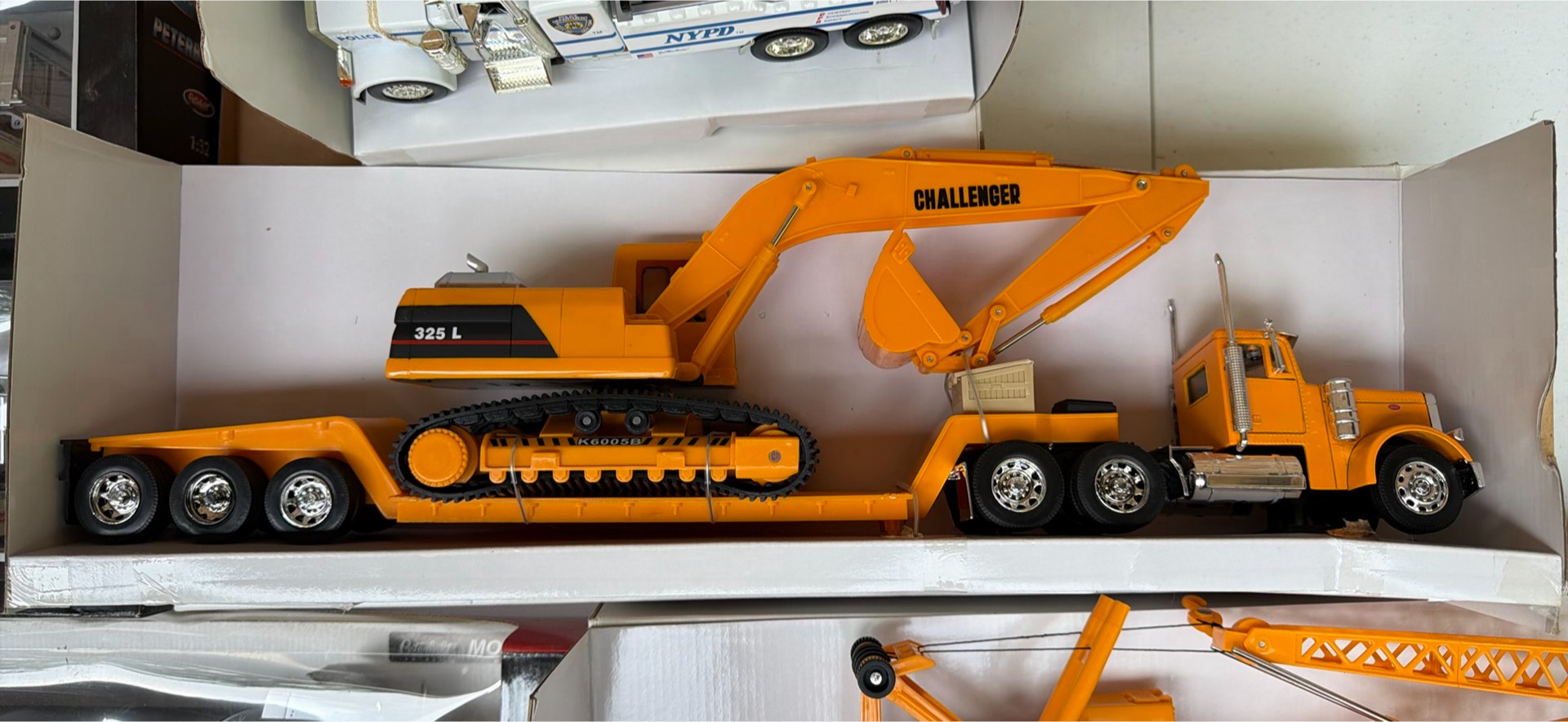 Scale-model toy trucks and construction equipment - image 6 of 7