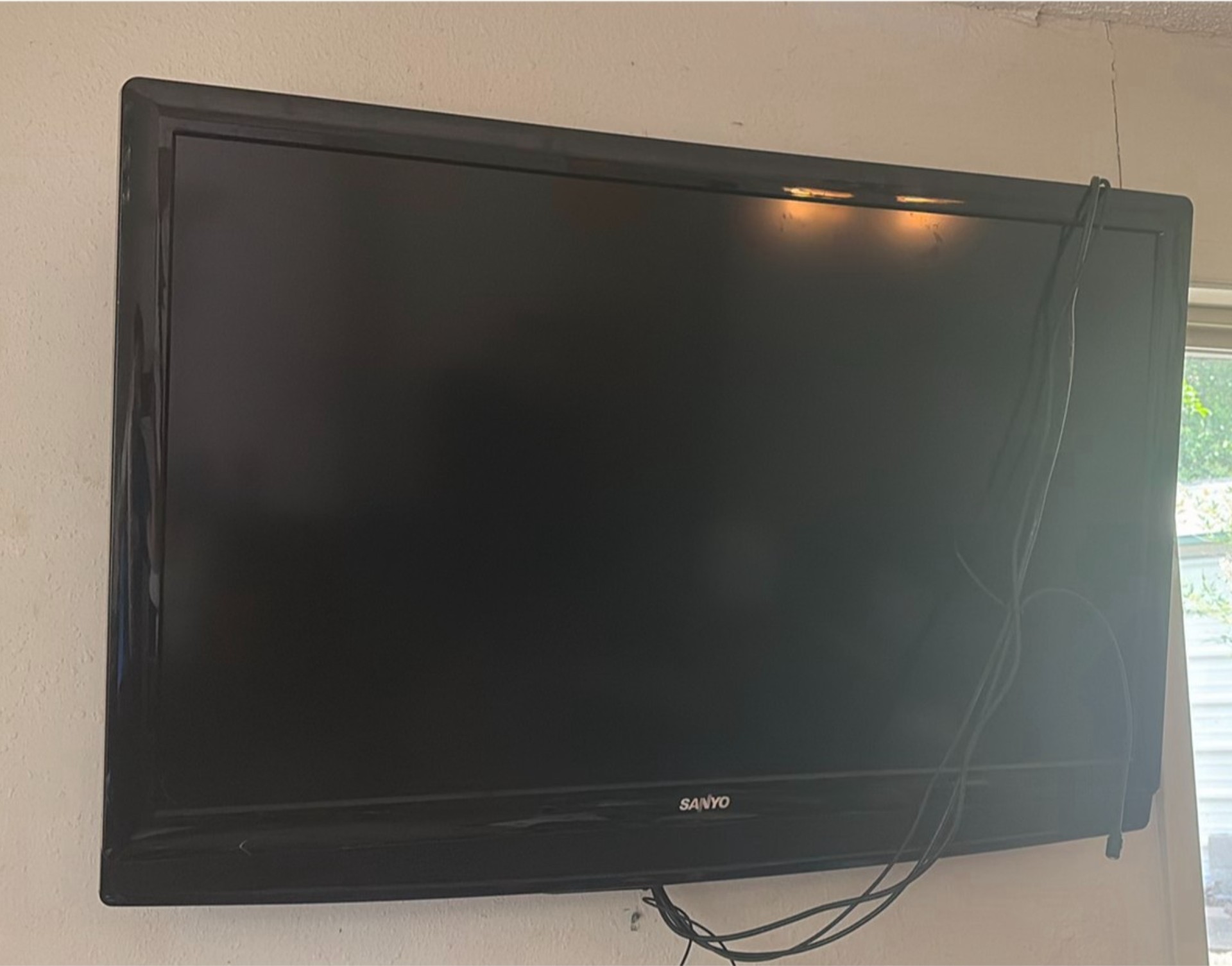 Sanyo flat-screen television - image 1 of 4