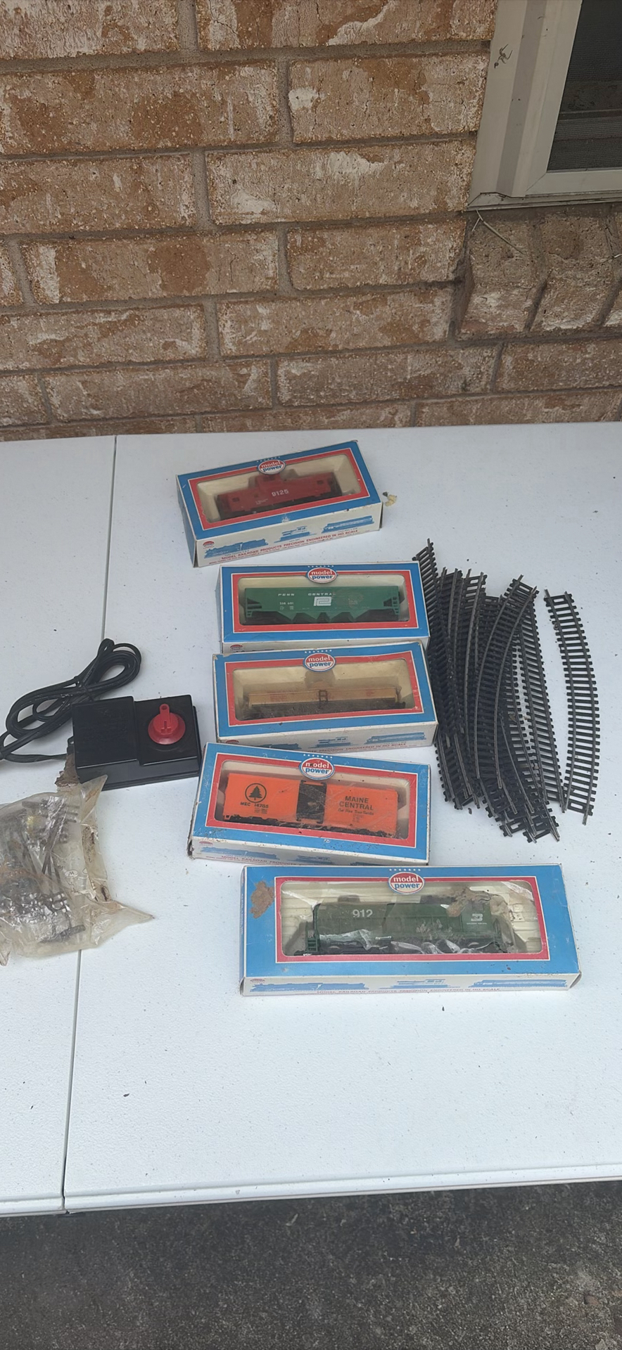 Model Power HO Scale Model Railroad Cars, Track, and Accessories - image 1 of 8