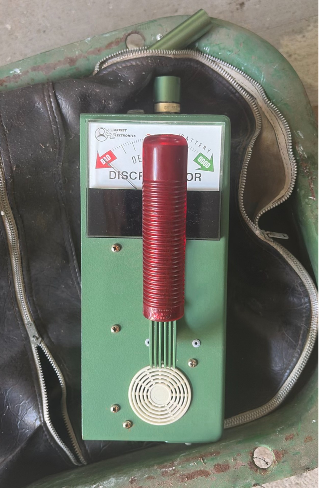 Green wagon with vintage Master Hunter metal detector - image 3 of 4