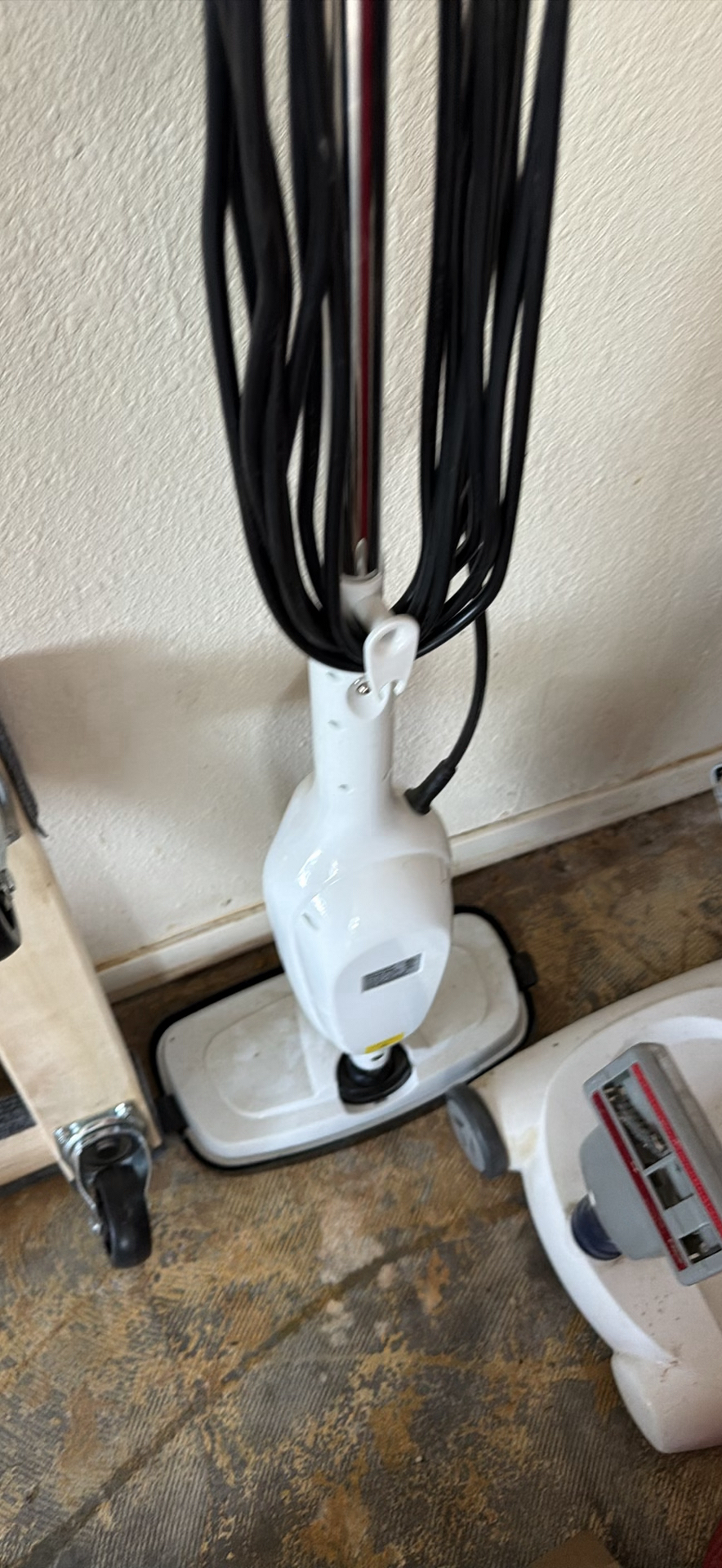 Shark vacuum cleaners and cleaning equipment - image 2 of 5