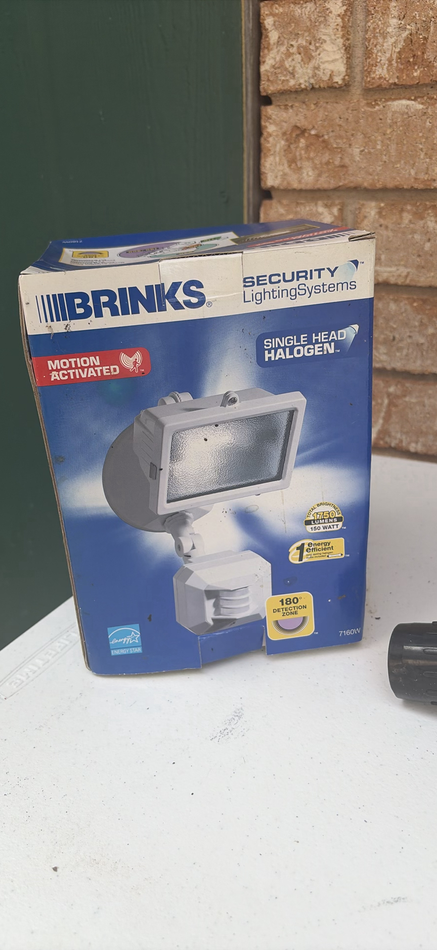 Brinks single-head halogen floodlight with motion activation and its box - image 2 of 4