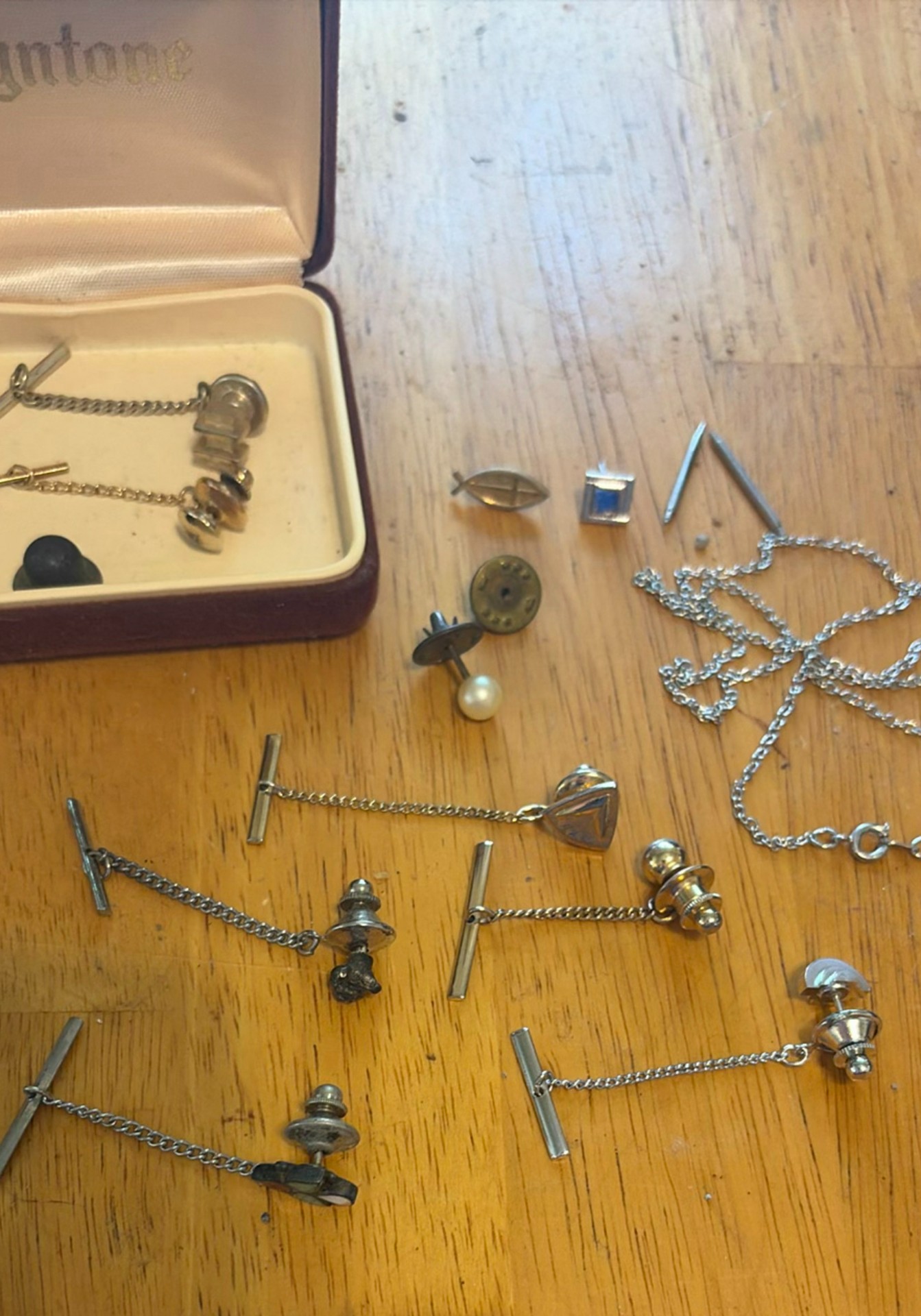 Assorted cufflinks, tie bars and jewelry pieces in a Lyntone box - image 4 of 6