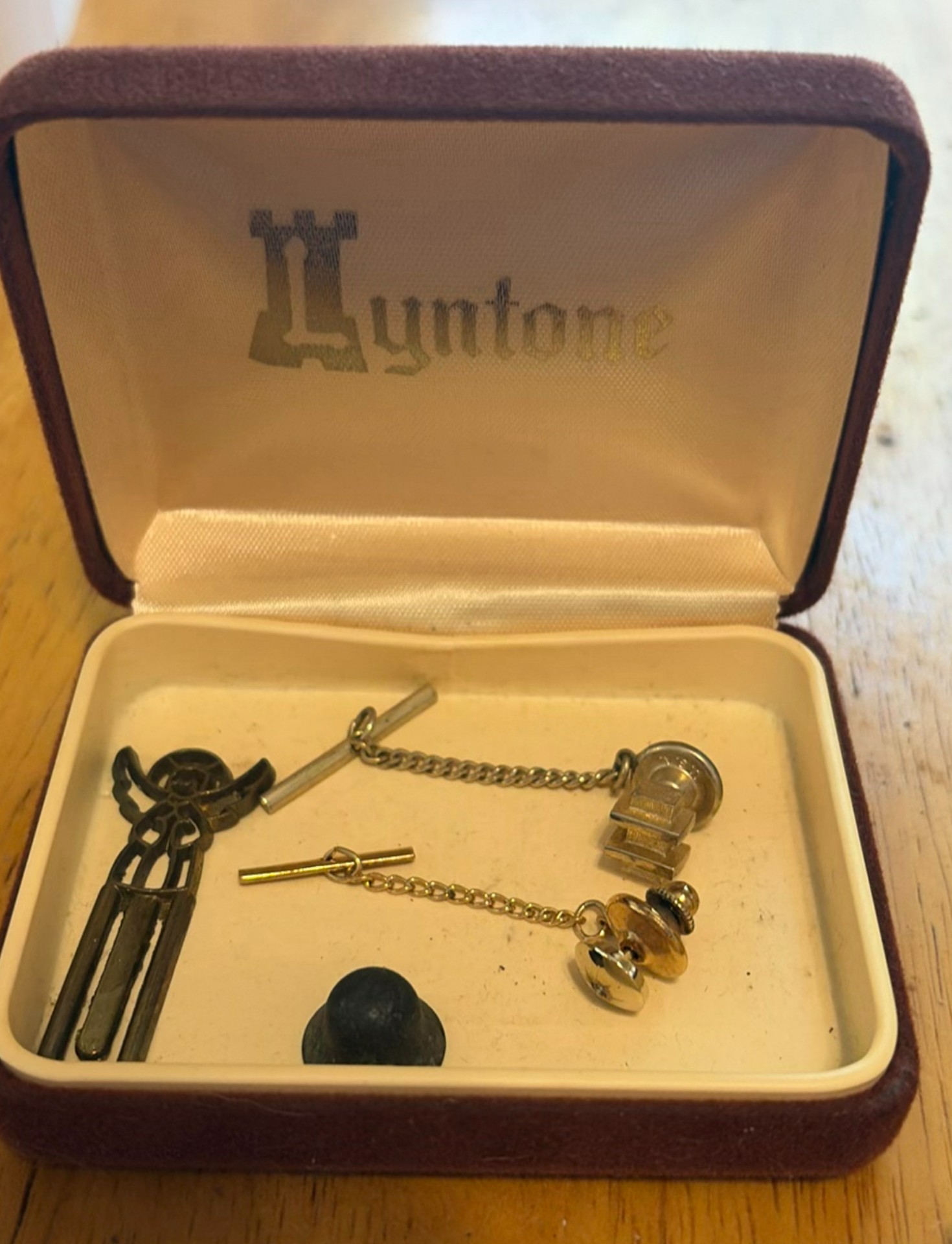 Assorted cufflinks, tie bars and jewelry pieces in a Lyntone box - image 2 of 6