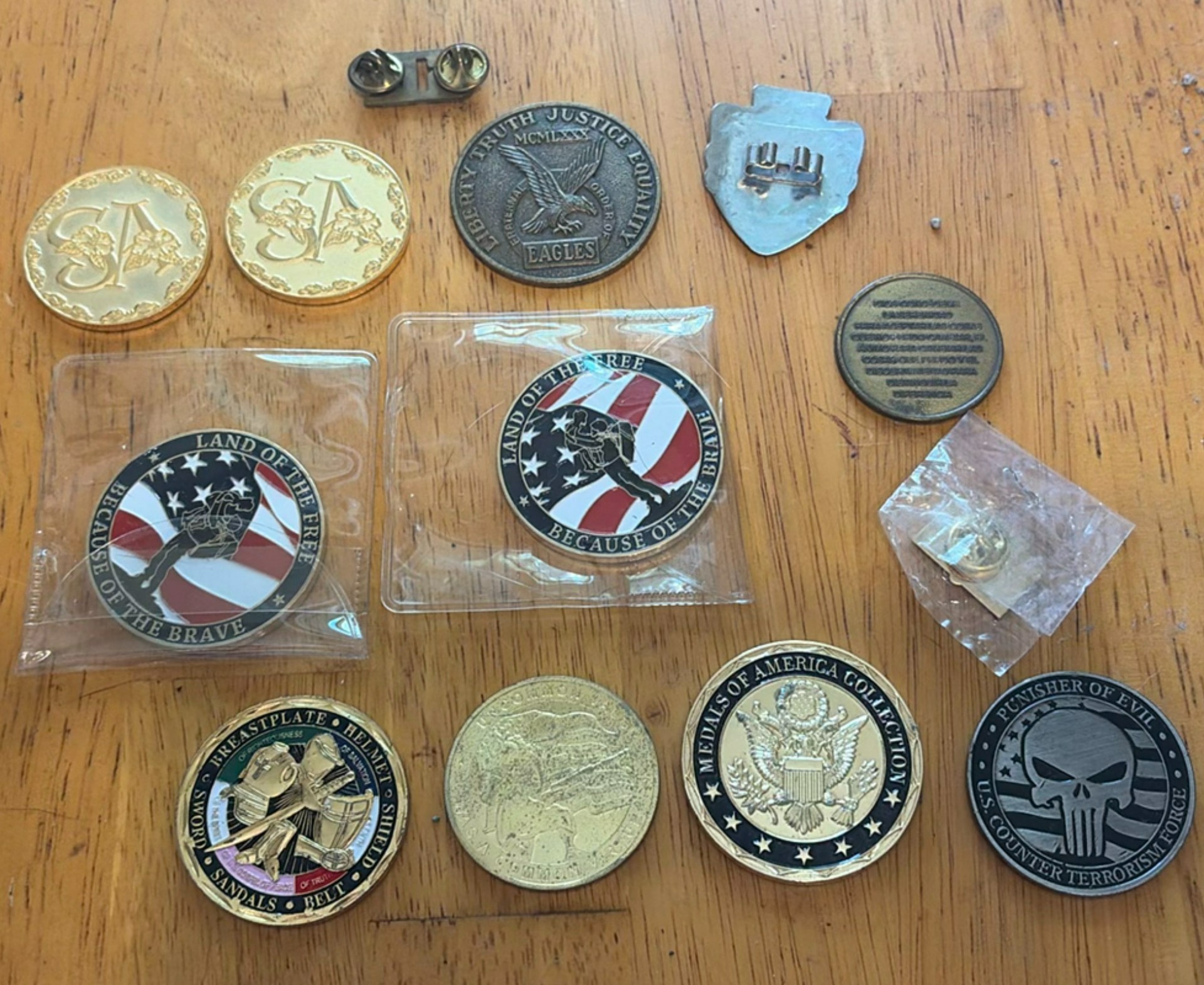Military-themed collectible coins, medallions, patches, and pins - image 4 of 7