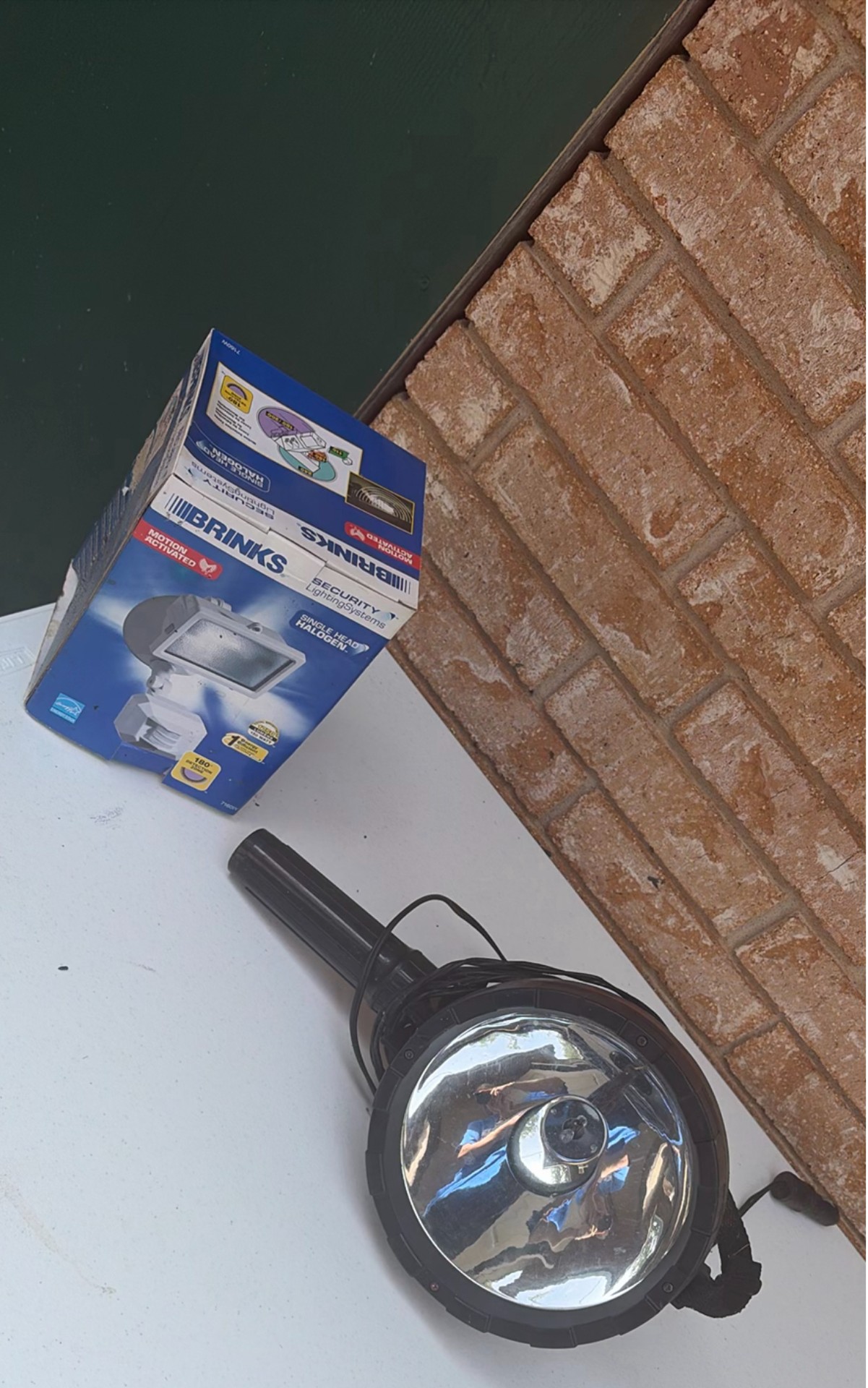 Brinks single-head halogen floodlight with motion activation and its box - image 1 of 4