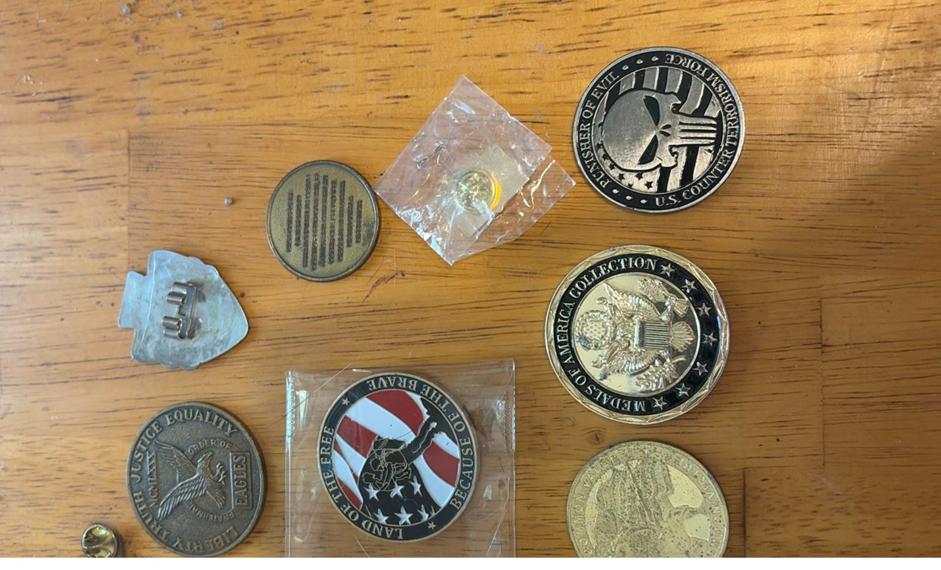 Military-themed collectible coins, medallions, patches, and pins - image 6 of 7