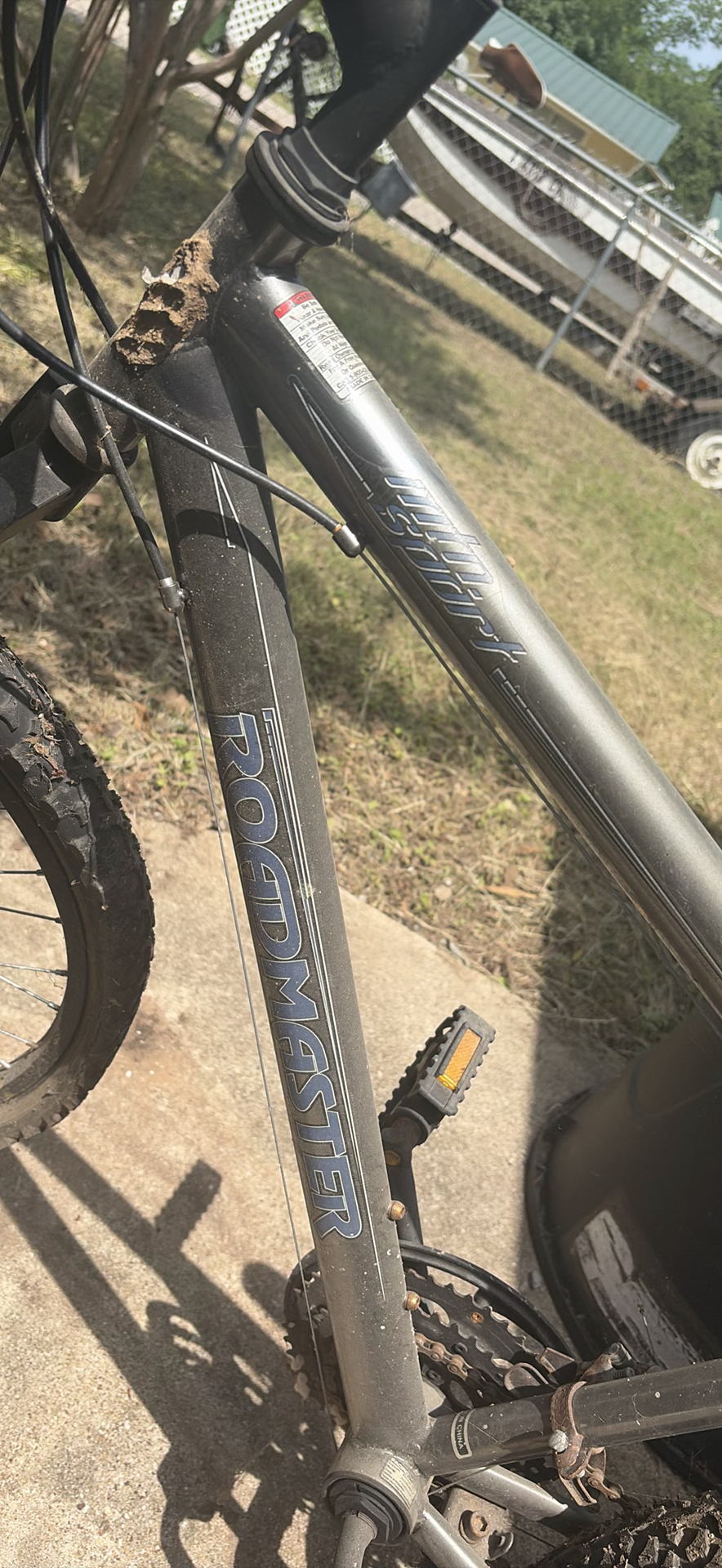 Roadmaster mountain bicycle with triple crankset - image 3 of 7