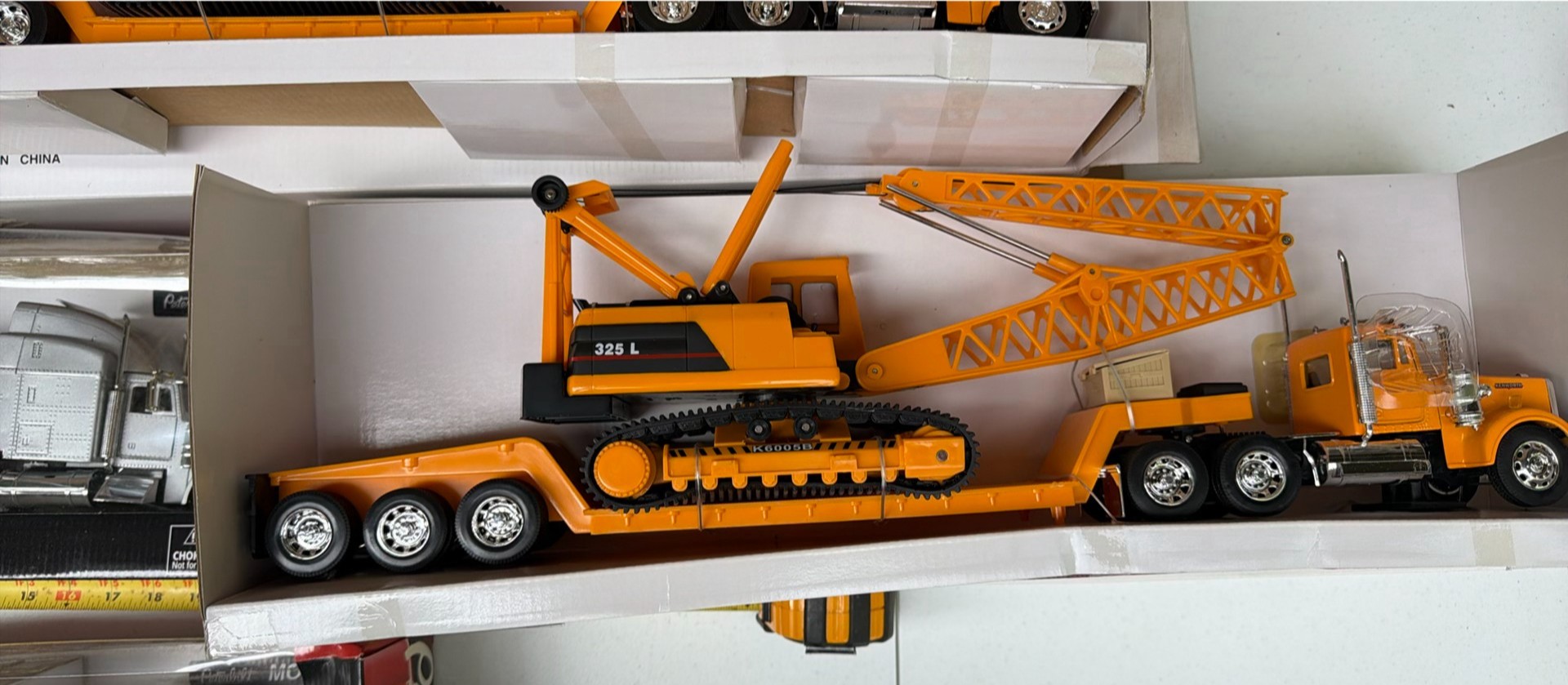 Scale-model toy trucks and construction equipment - image 7 of 7