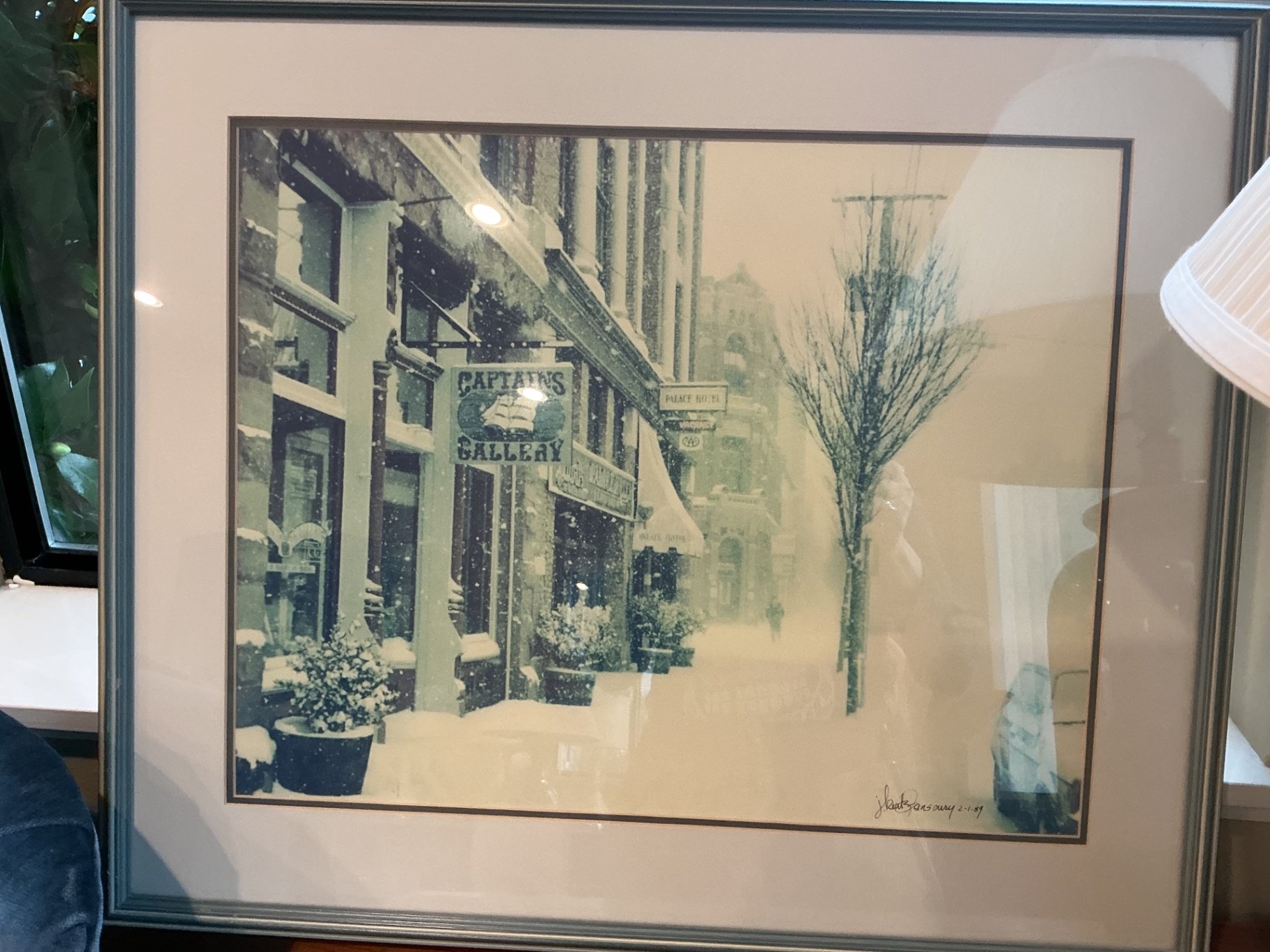 Pair of blue velvet tufted barrel armchairs, lamp & print - image 10 of 11