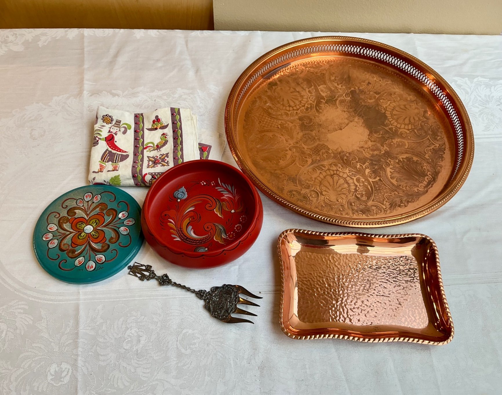 Copper Trays and Decorative Accessories - image 1 of 8