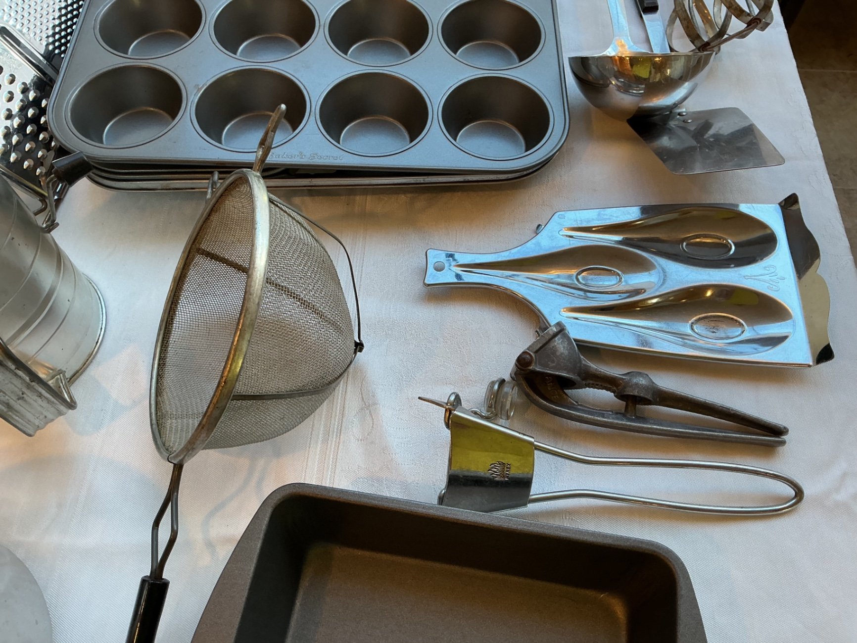 Metal cookware, Bakeware, Utensils - image 4 of 7