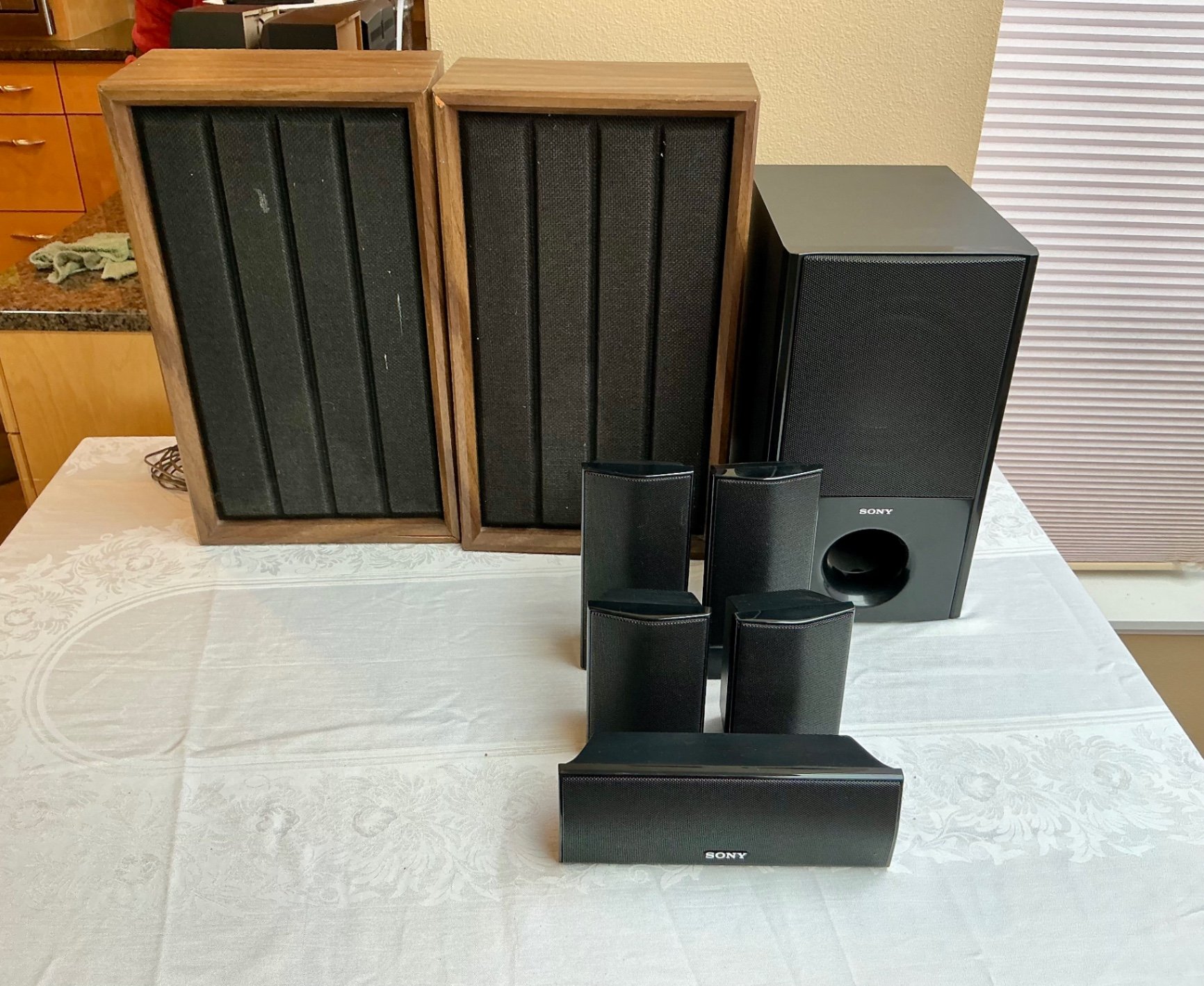 Sony 5.1 Surround sound speakers and more - image 1 of 8