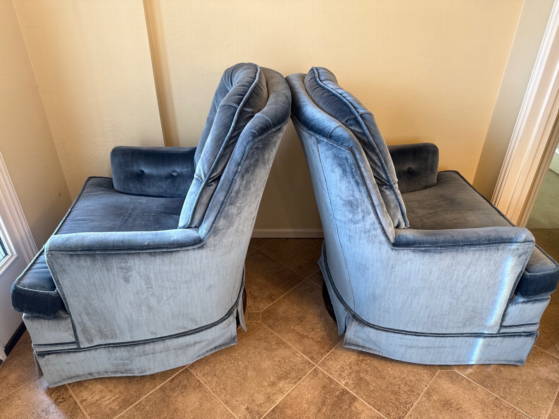 Pair of blue velvet tufted barrel armchairs, lamp & print - image 4 of 11