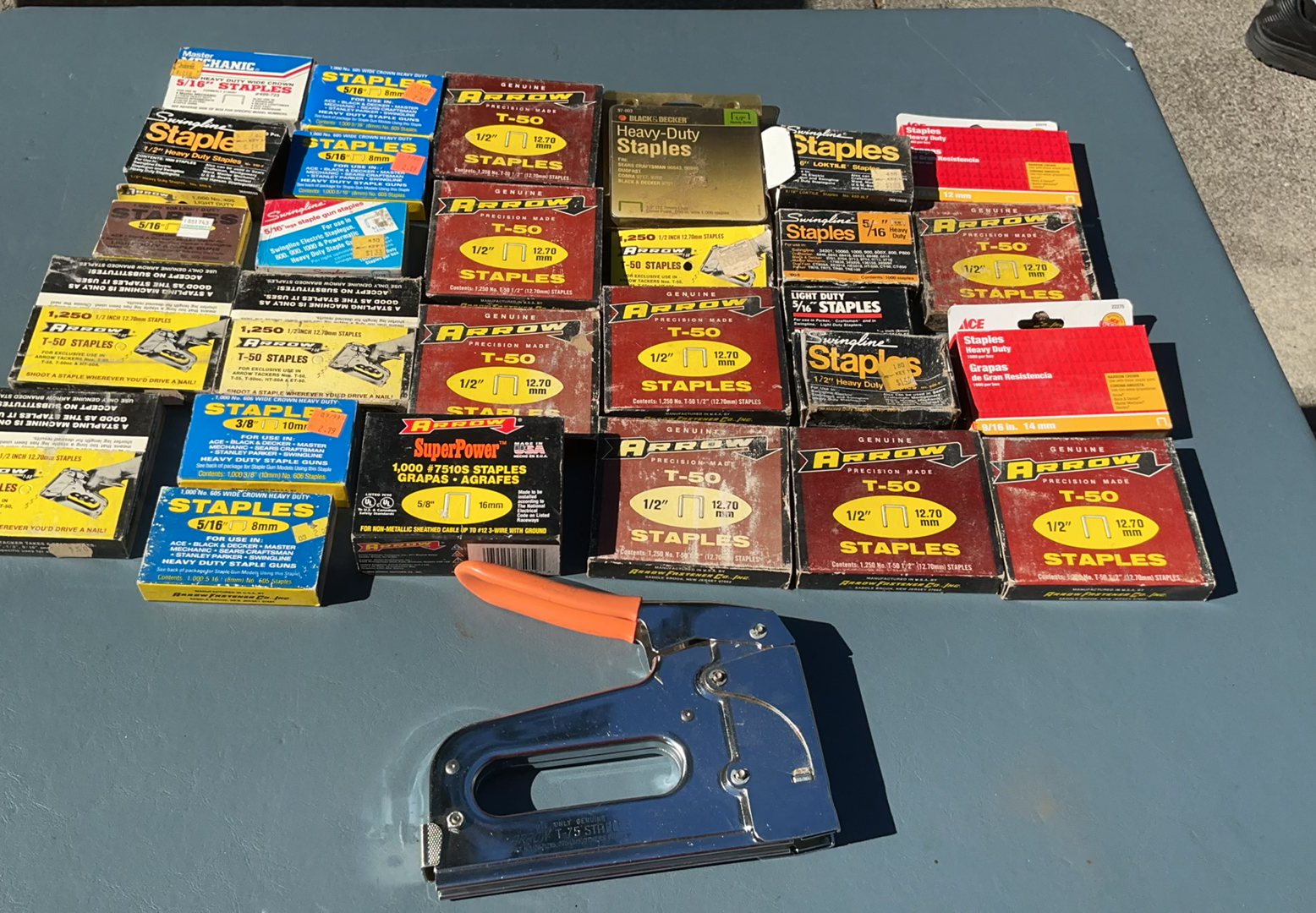 Staple gun and Lots Of Staples - image 1 of 4