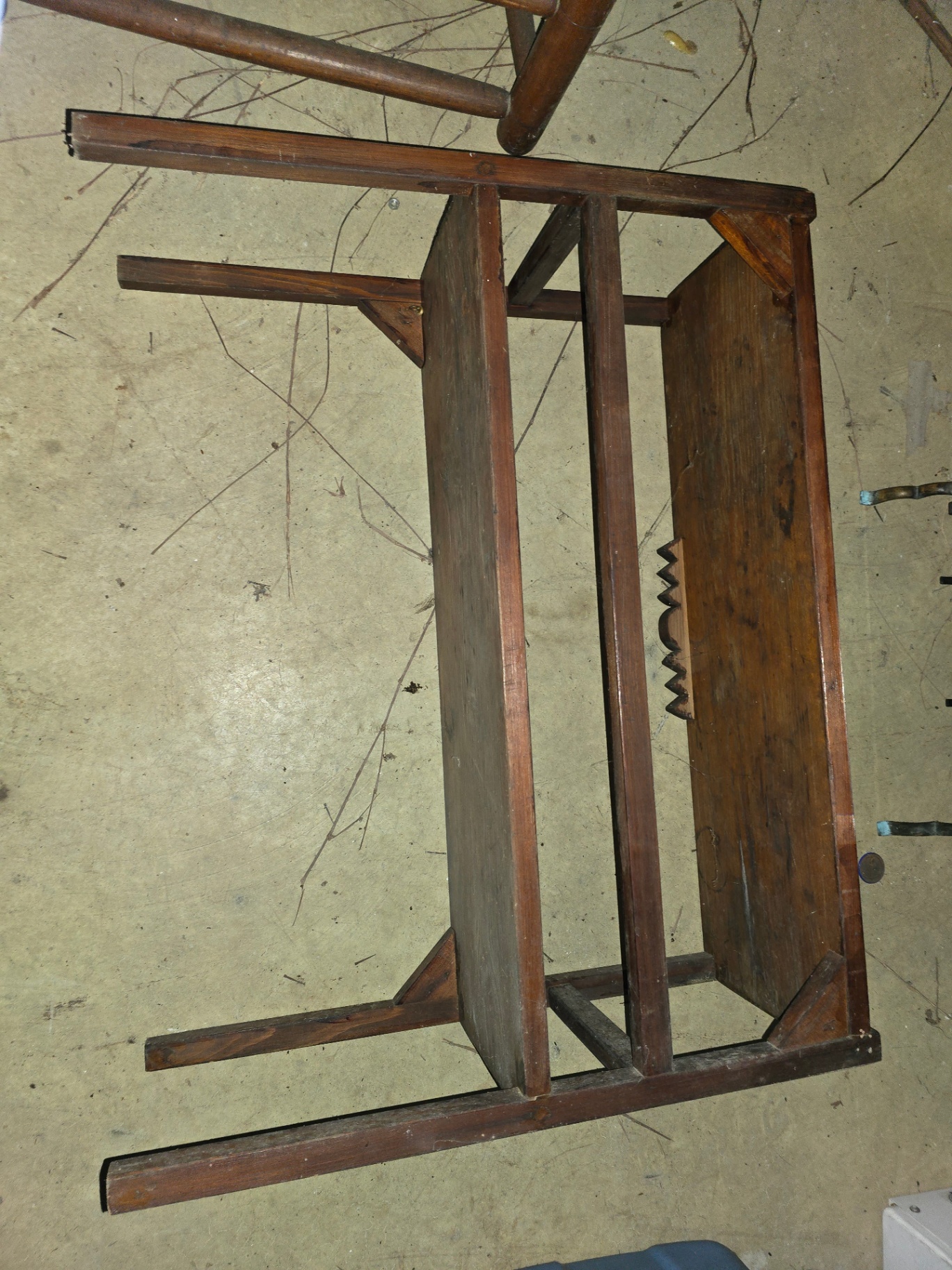 Two-tier wooden shelf with zigzag edge - image 5 of 11