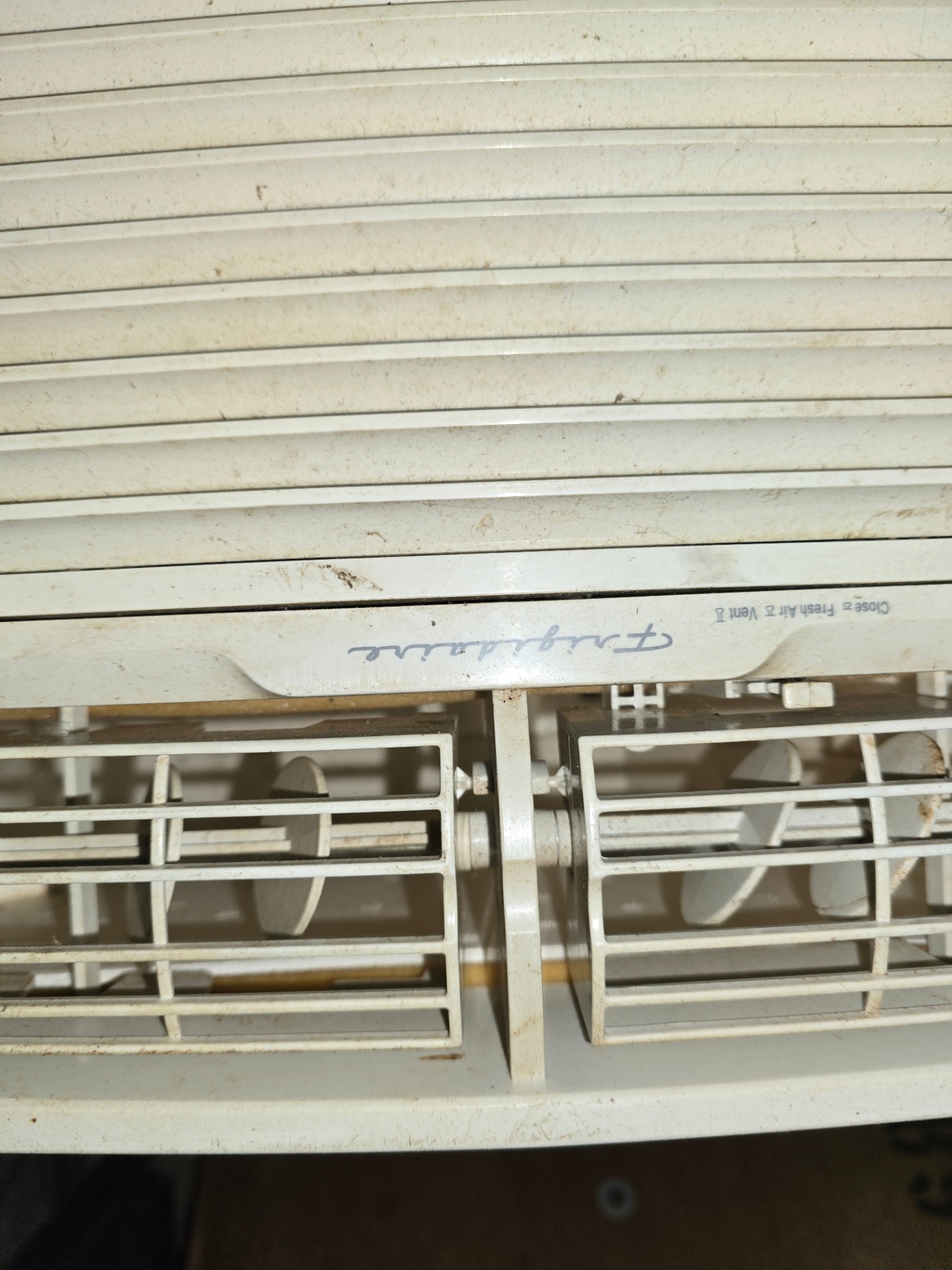 Frigidaire window air conditioner - image 3 of 6
