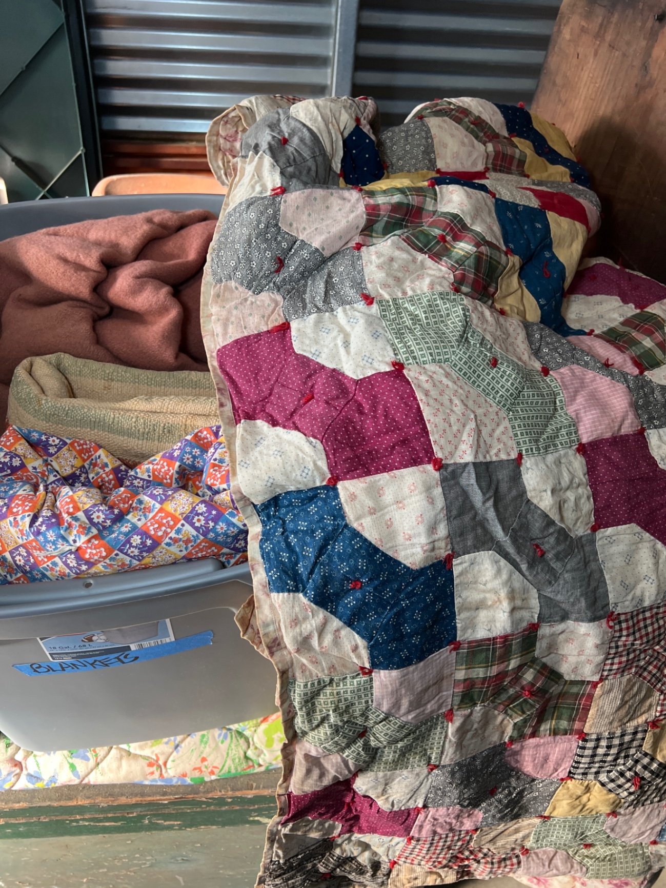 Patchwork quilts and quilted blankets - image 1 of 6