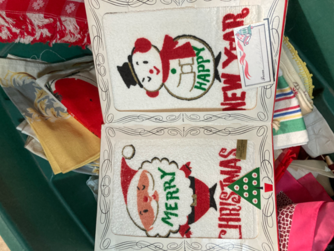 Assorted vintage textiles and crocheted items - image 10 of 12