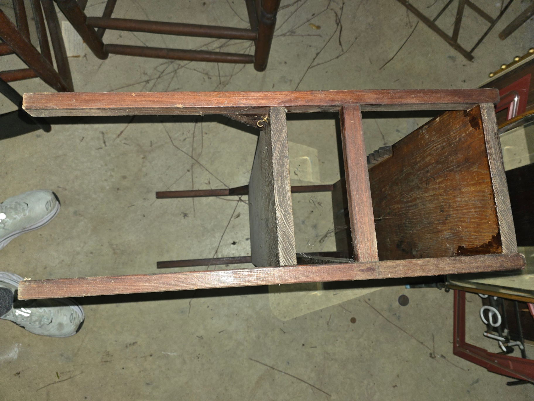 Two-tier wooden shelf with zigzag edge - image 3 of 11
