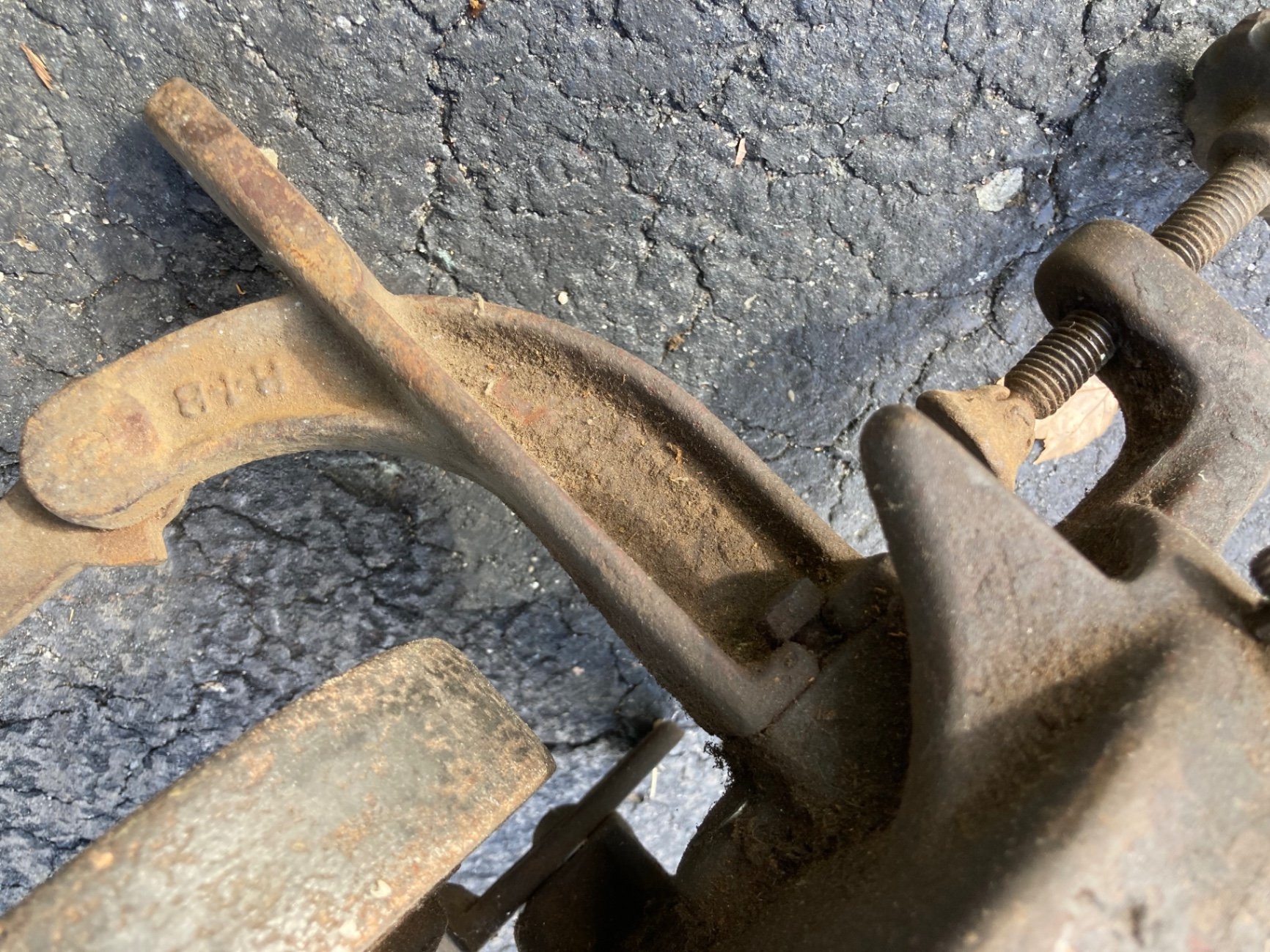 Rusty vintage hand-cranked workshop tool with wheel and clamp - image 4 of 6