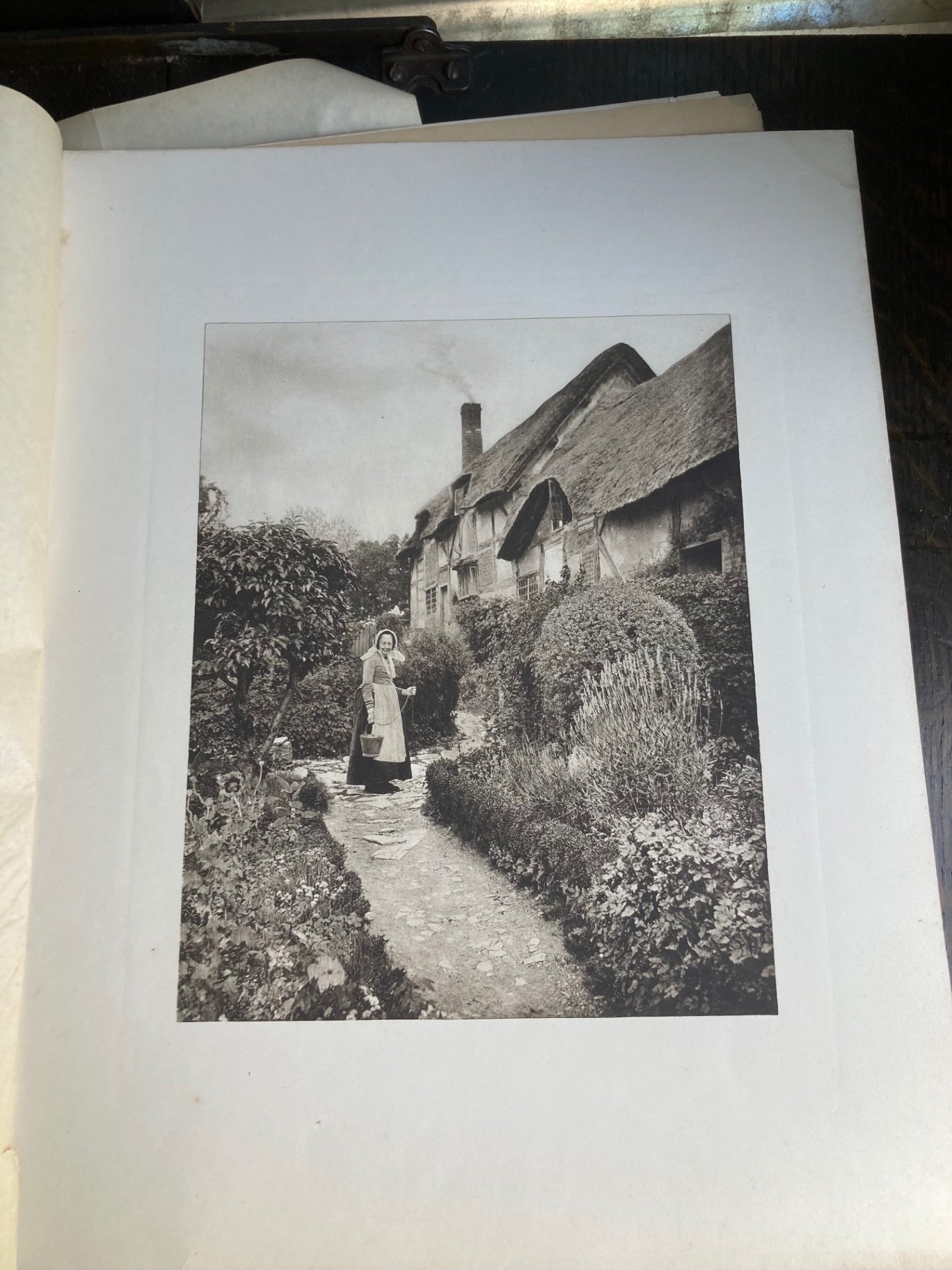 Assorted vintage photographs and art prints - image 4 of 19
