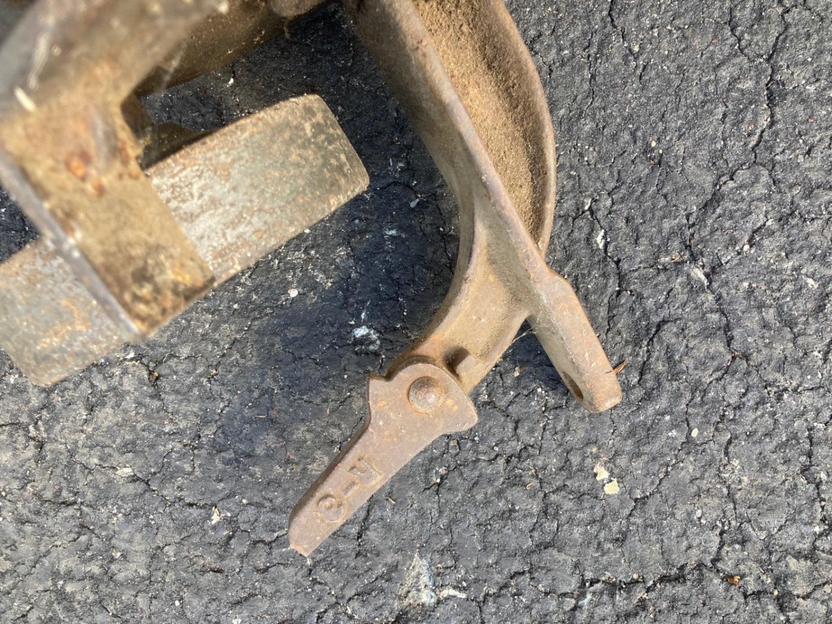 Rusty vintage hand-cranked workshop tool with wheel and clamp - image 5 of 6