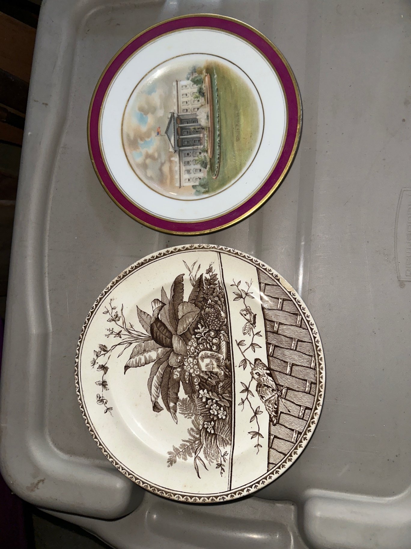 Assorted decorative ceramic plates - image 9 of 9