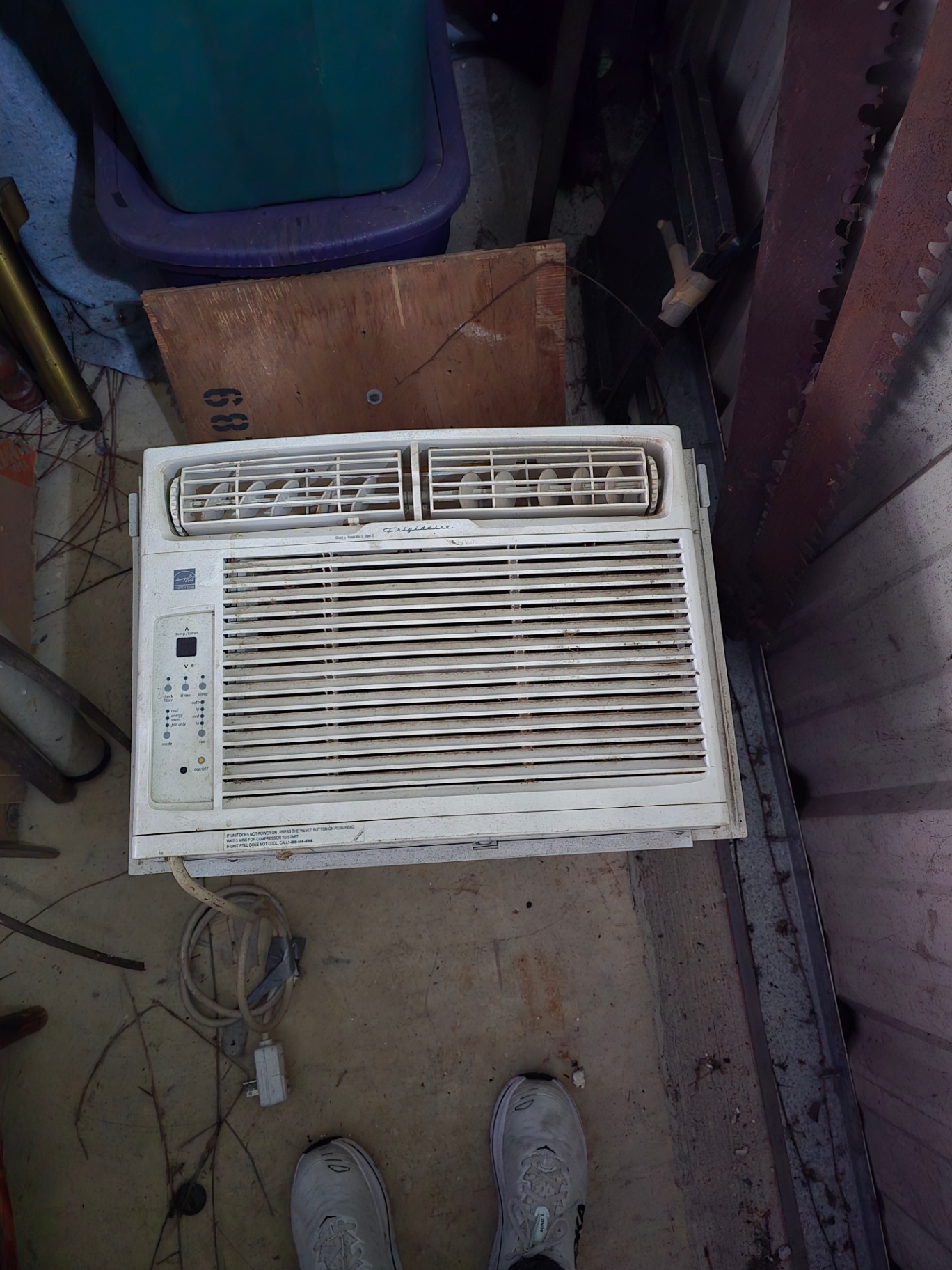 Frigidaire window air conditioner - image 1 of 6