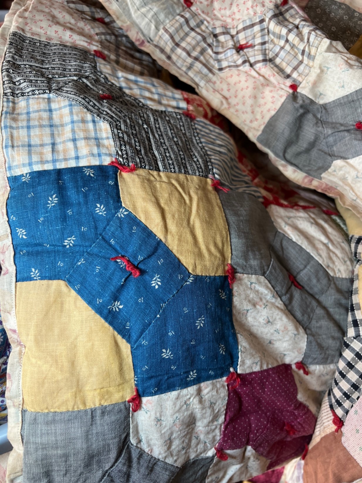 Patchwork quilts and quilted blankets - image 4 of 6