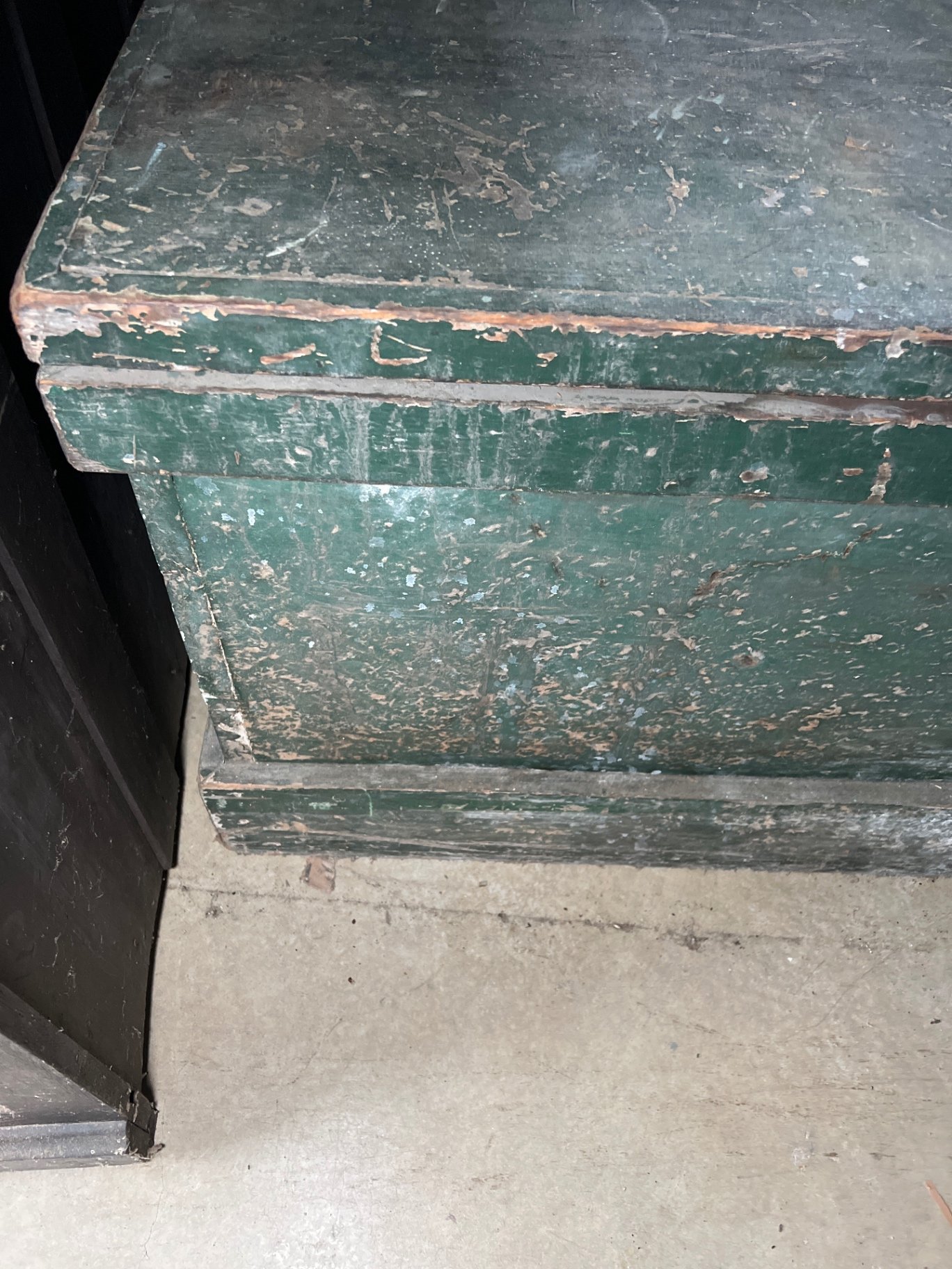 Green wooden storage chest with hinged lid - image 5 of 7