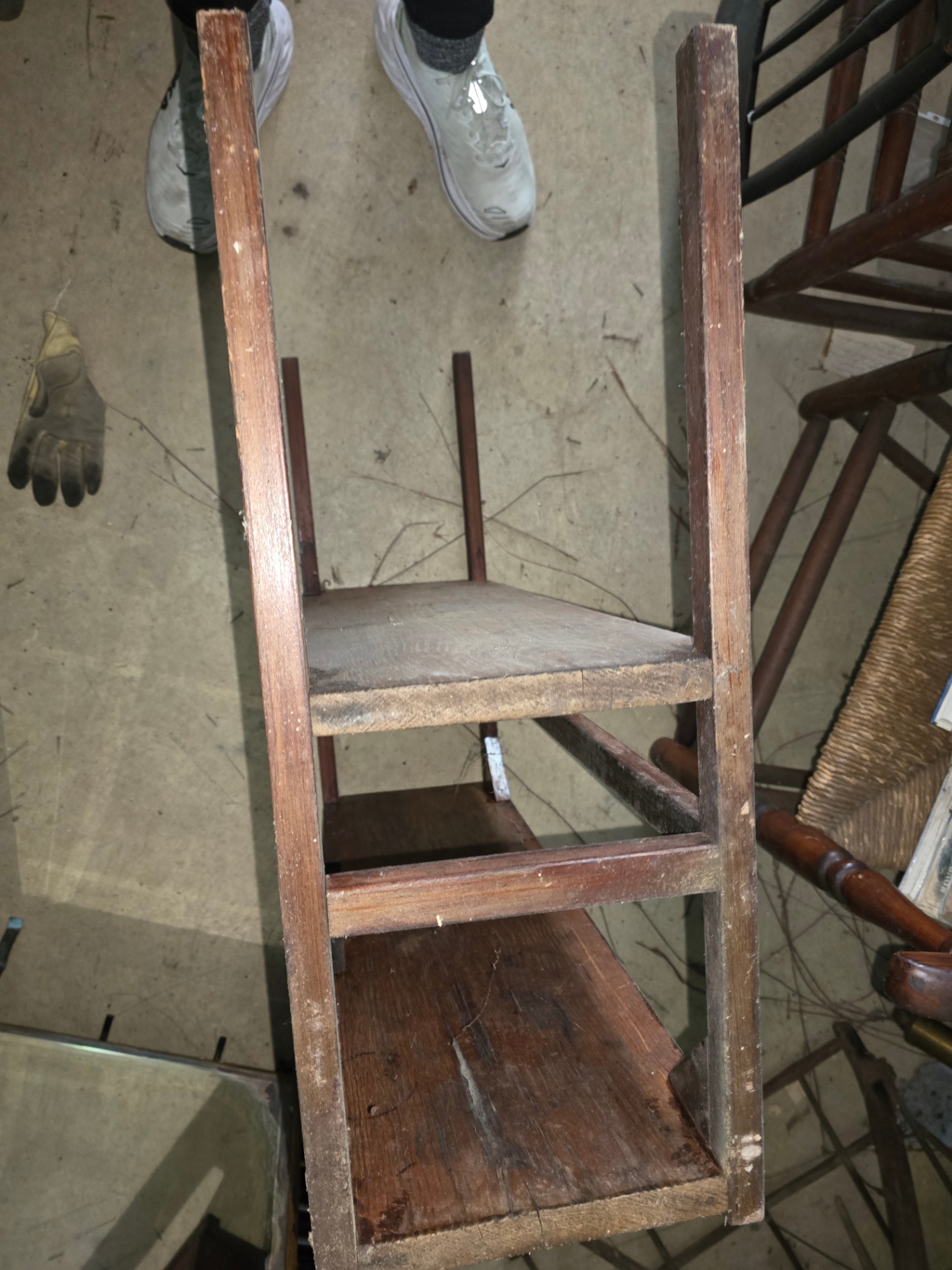 Two-tier wooden shelf with zigzag edge - image 6 of 11