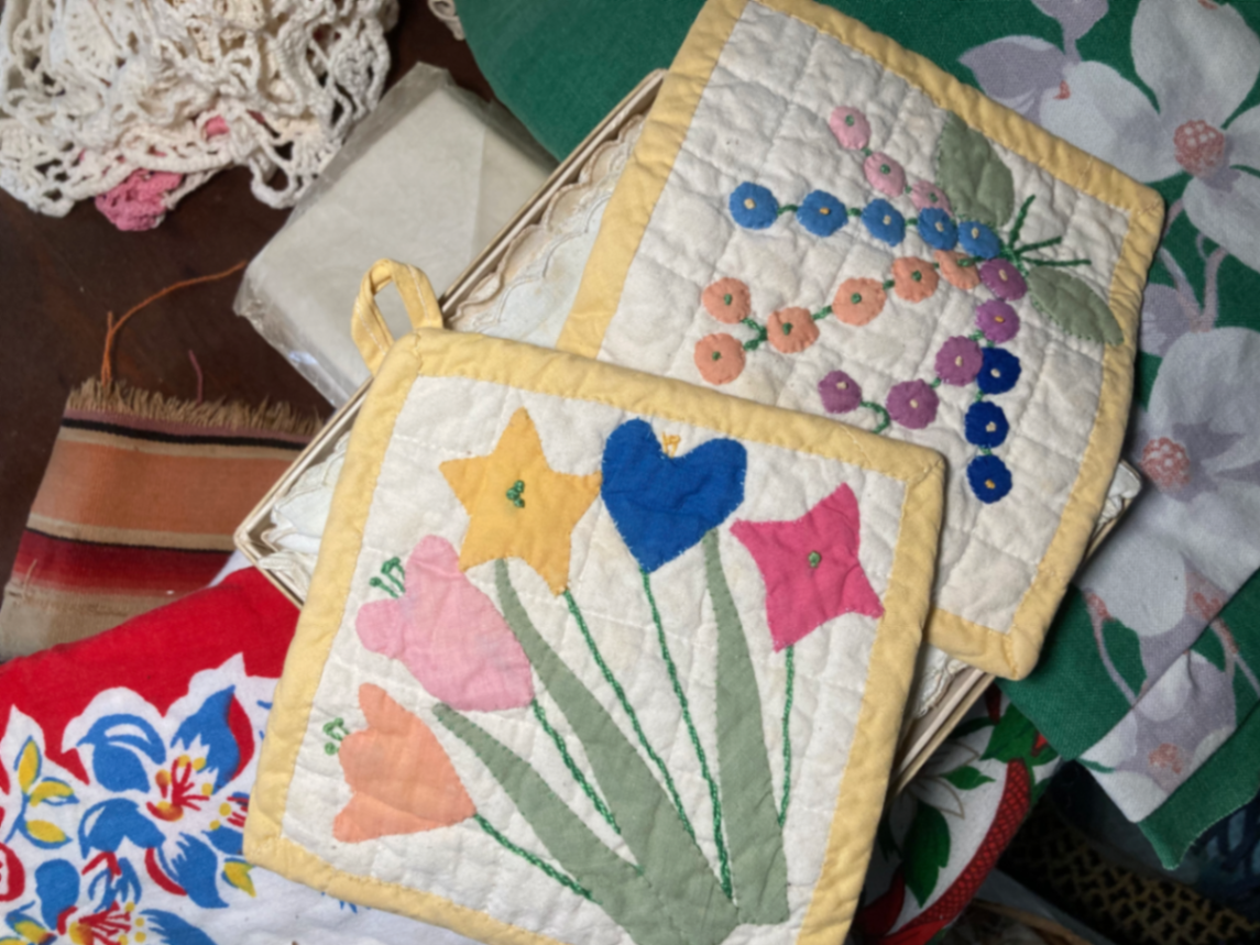 Assorted vintage textiles and crocheted items - image 7 of 12