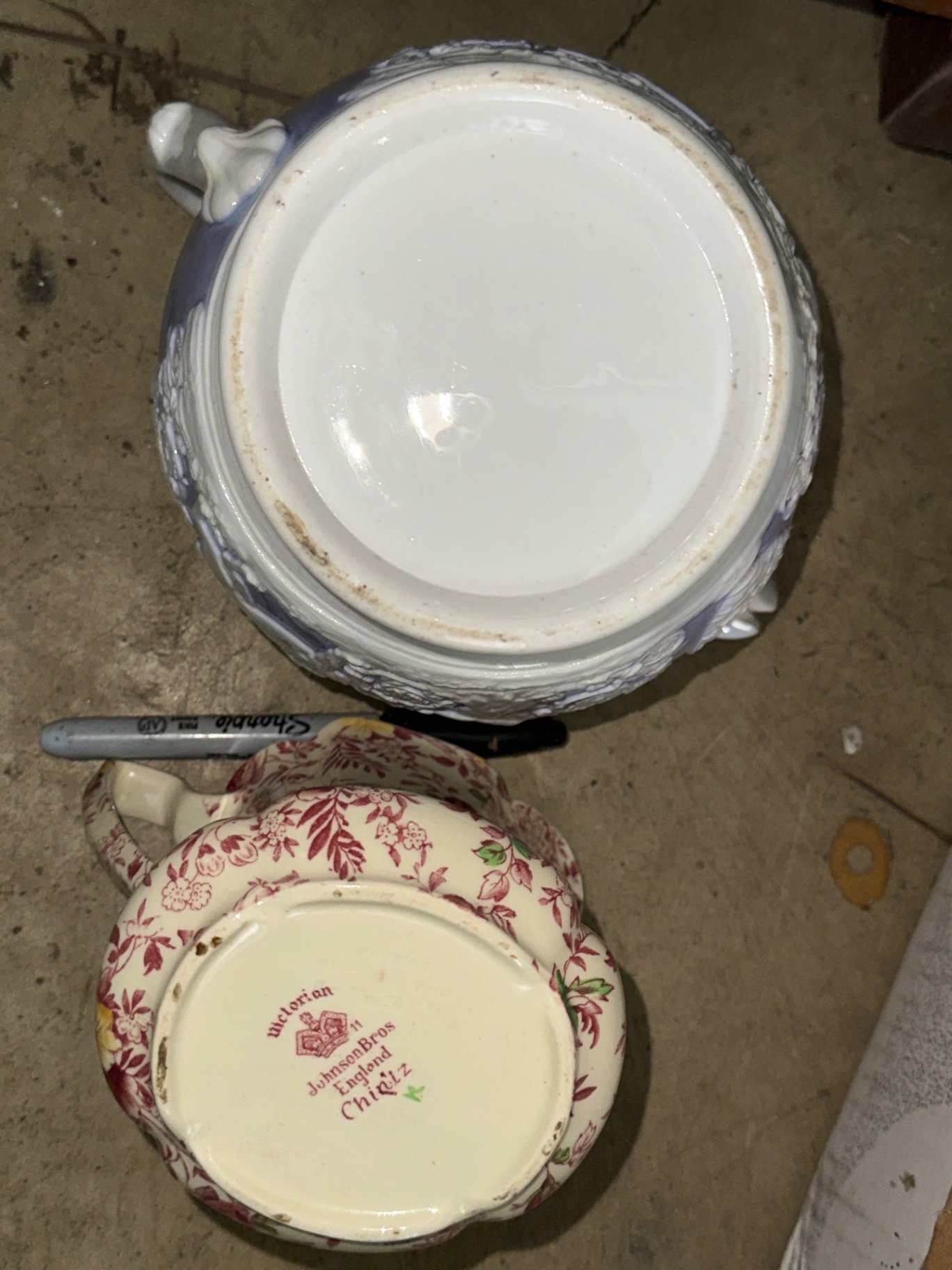 Assorted vintage ceramic and glass pitchers and jugs - image 6 of 6