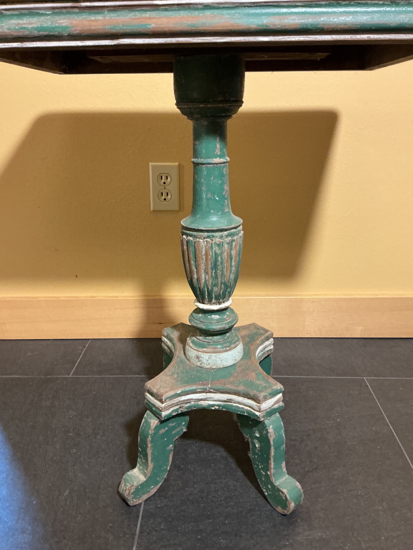 Small shabby side table - image 5 of 6