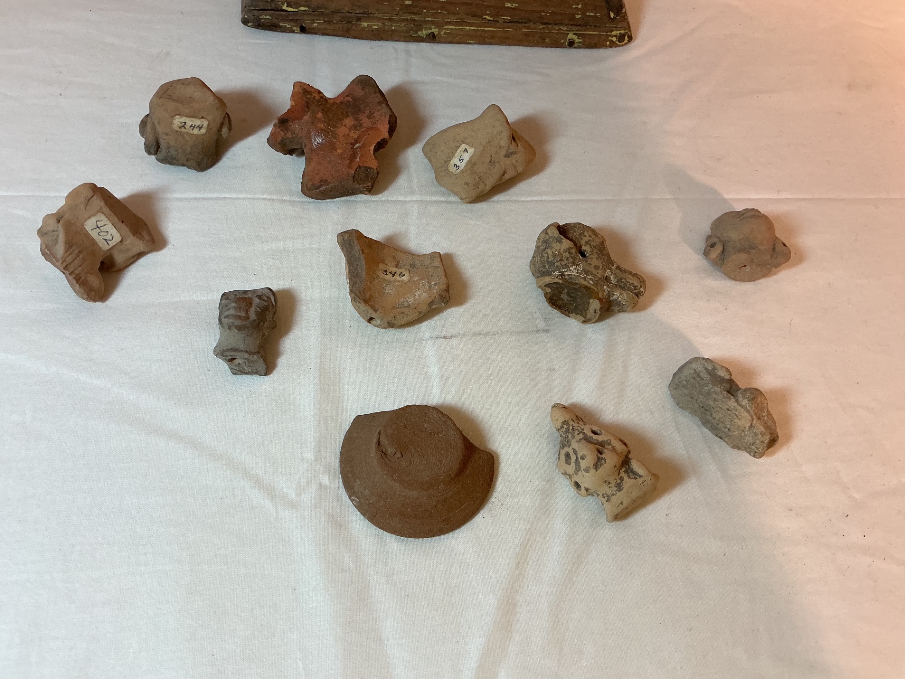 Pre-Columbian Aztec Terra Cotta Figures, wooden box - image 4 of 4