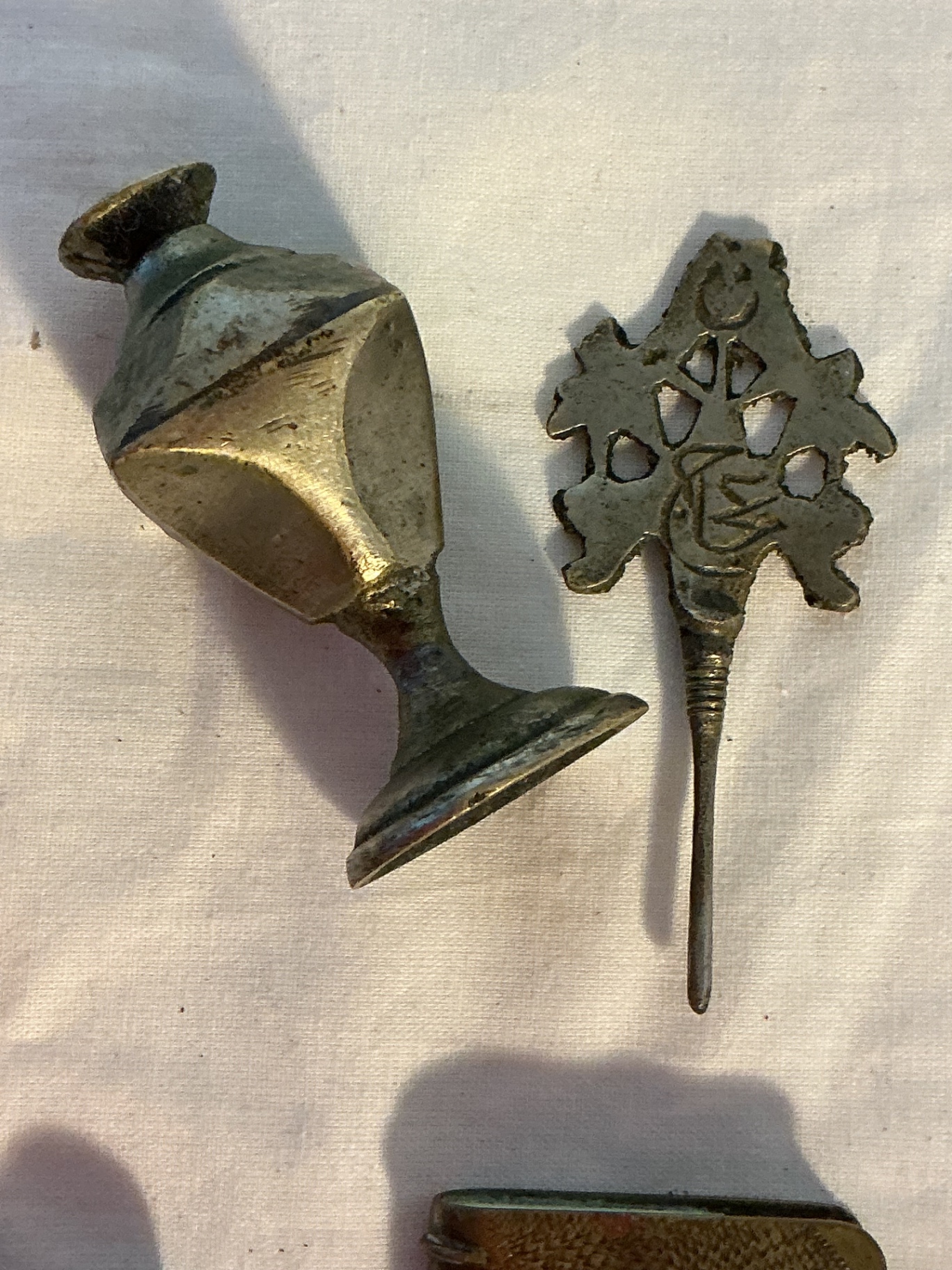 Metal oddities and foreign coins - image 2 of 9