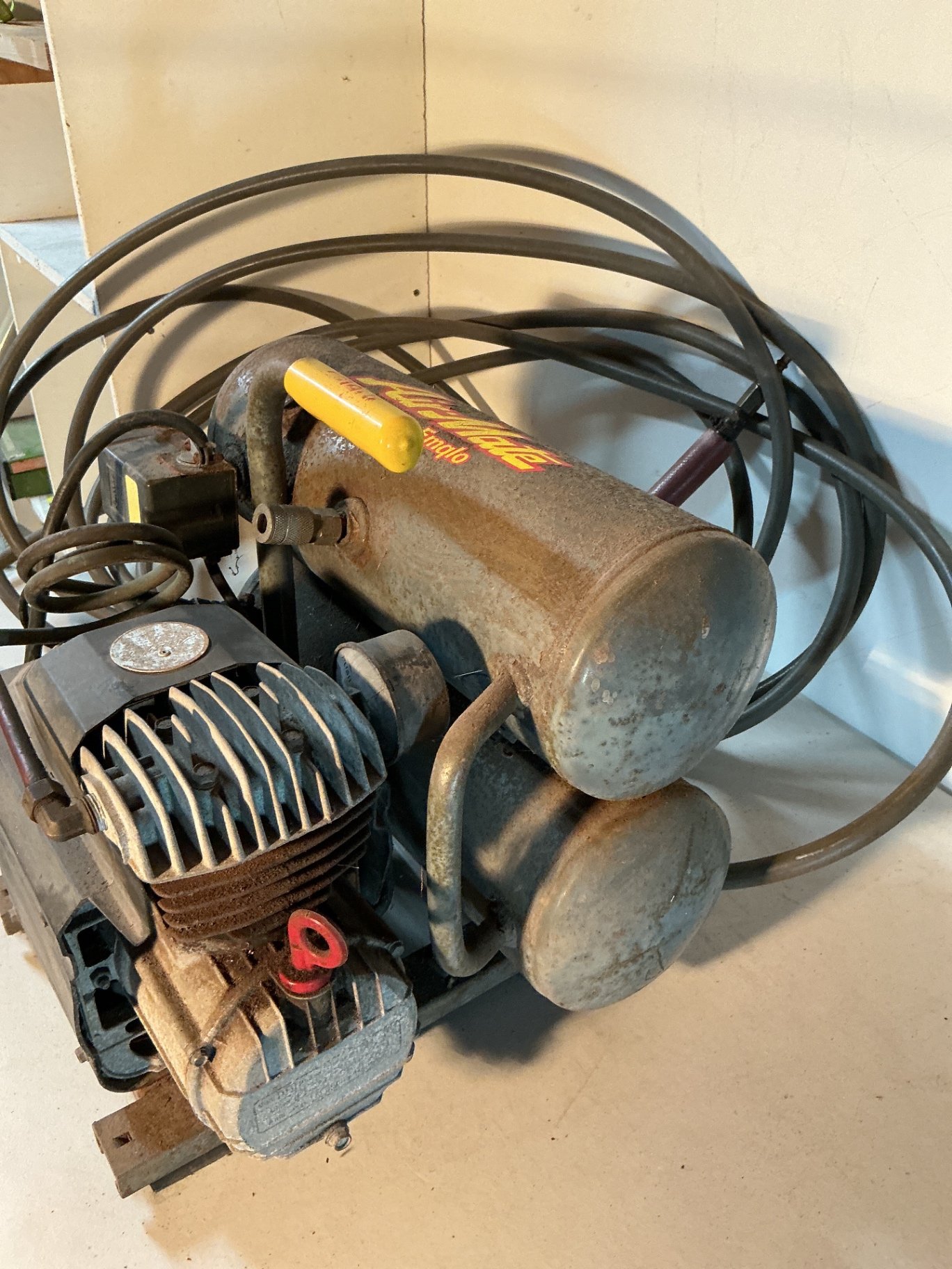 Emglo AirMate portable air compressor - image 3 of 4