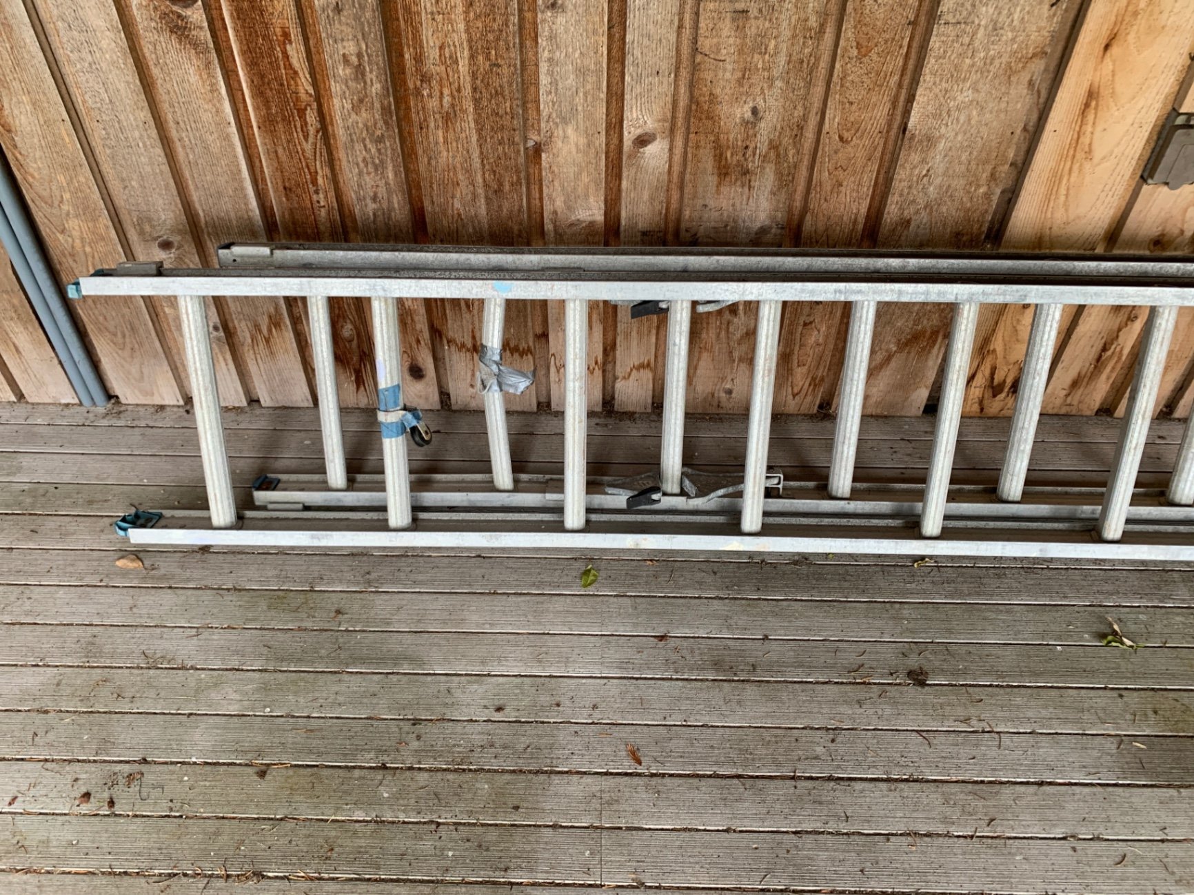 Aluminum extension ladder - image 1 of 3