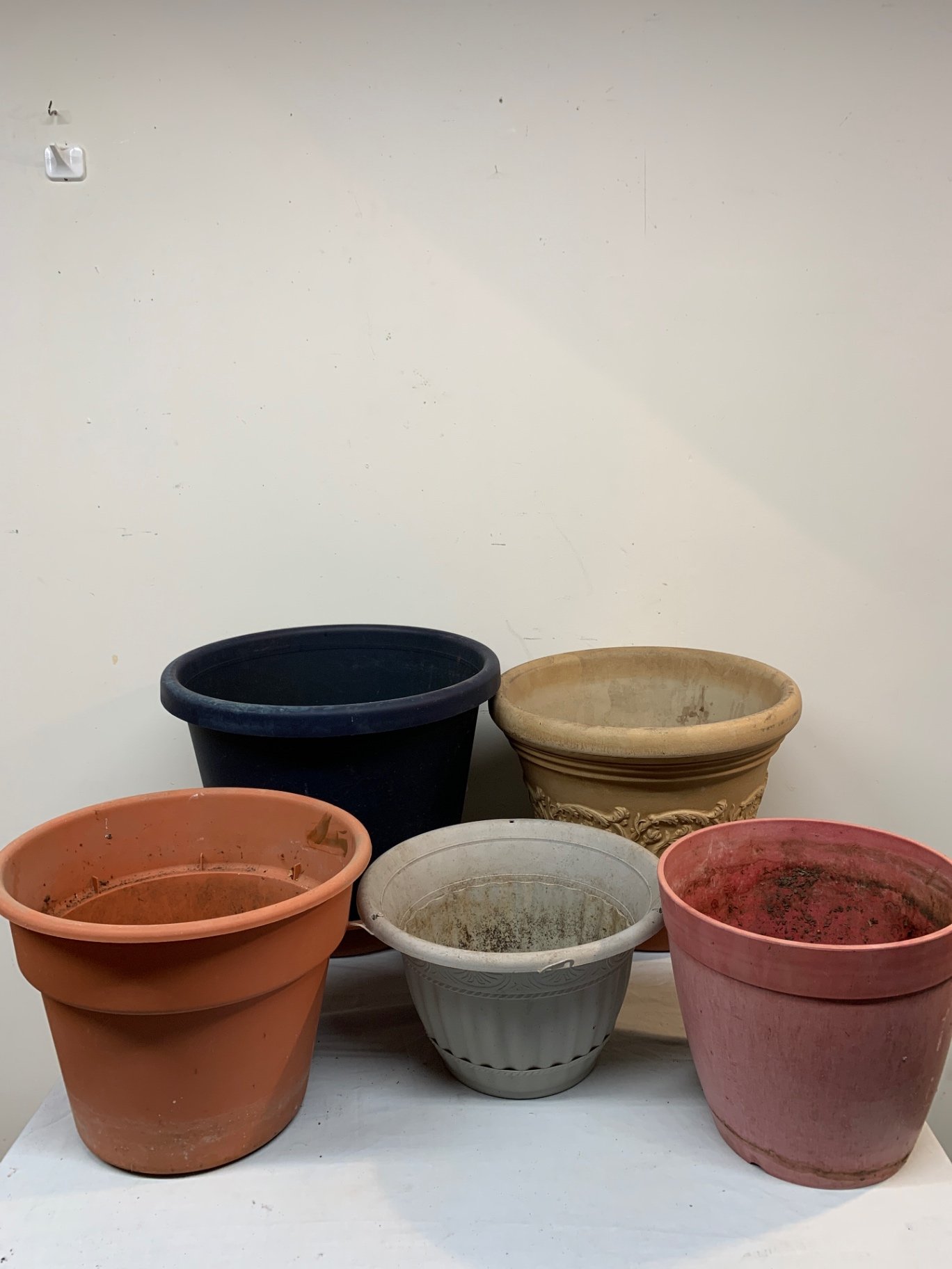 Assorted Plastic Pots - image 5 of 8