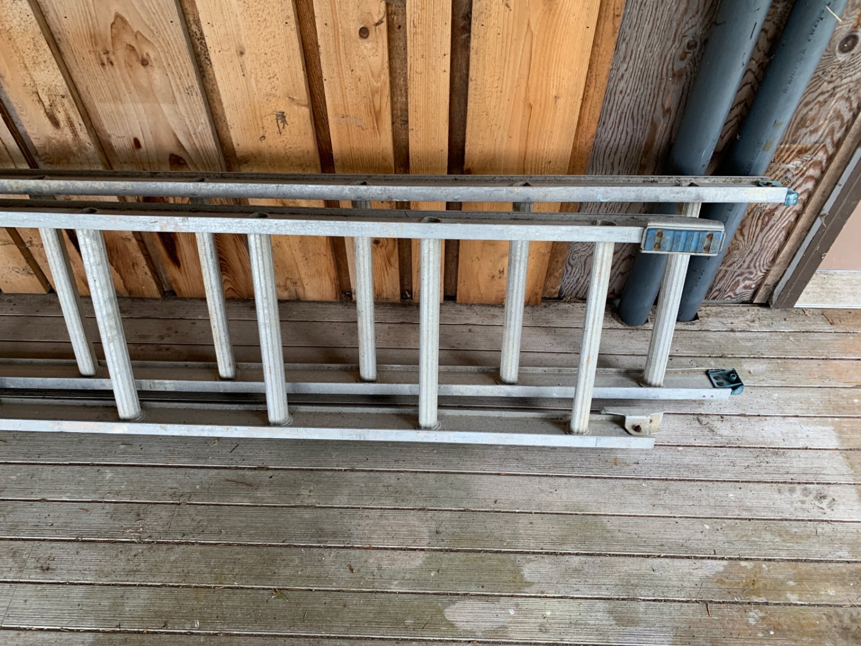 Aluminum extension ladder - image 2 of 3
