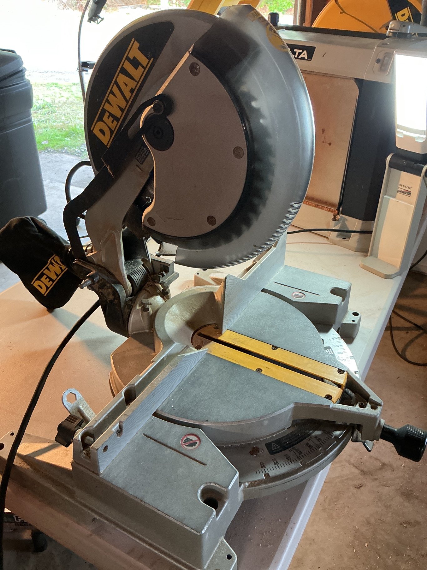 Delta compound miter saw - image 1 of 4