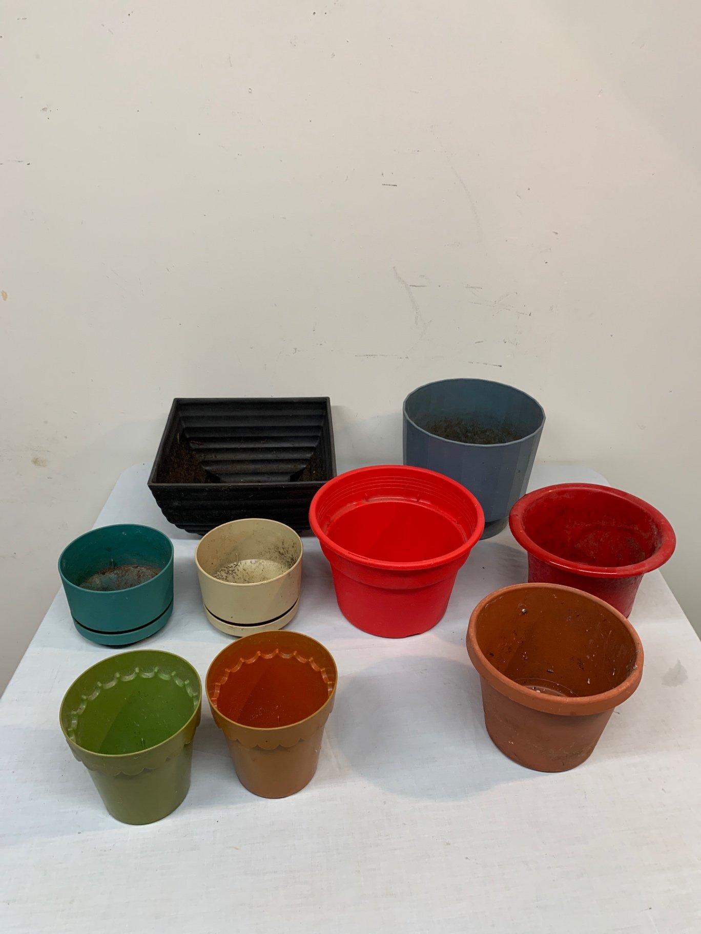 Assorted Plastic Pots - image 7 of 8