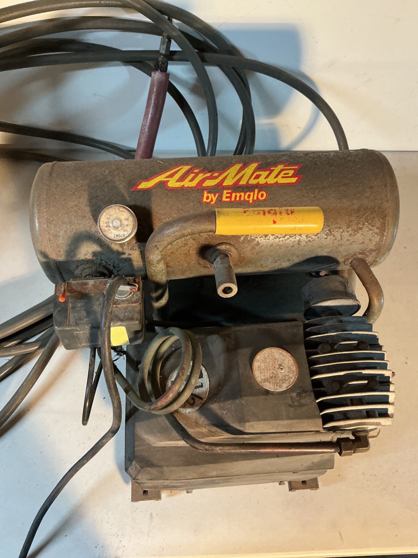 Emglo AirMate portable air compressor - image 1 of 4